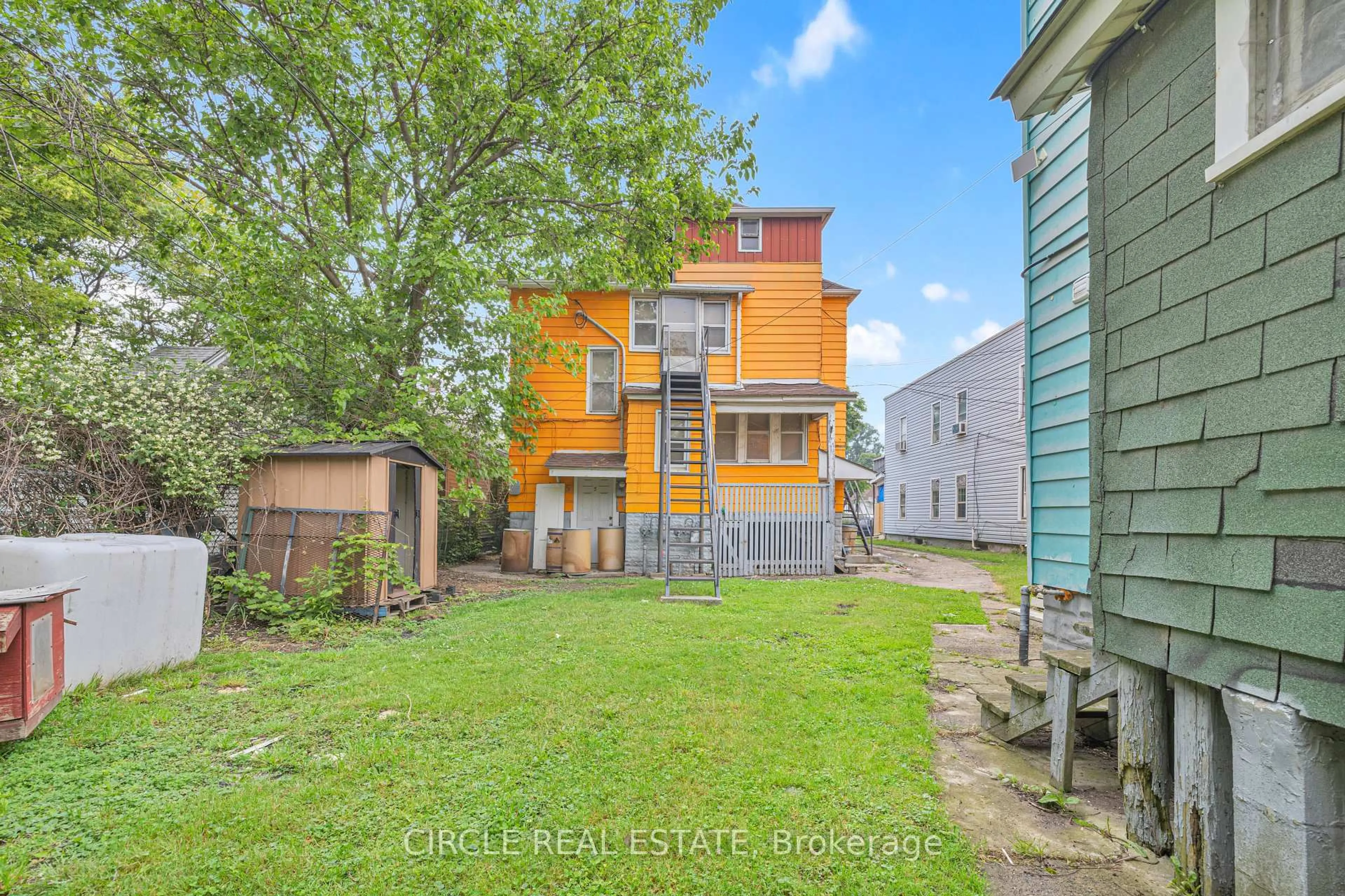 A pic from outside/outdoor area/front of a property/back of a property/a pic from drone, street for 945-951 Wellington Ave, Windsor Ontario N9A 5K2
