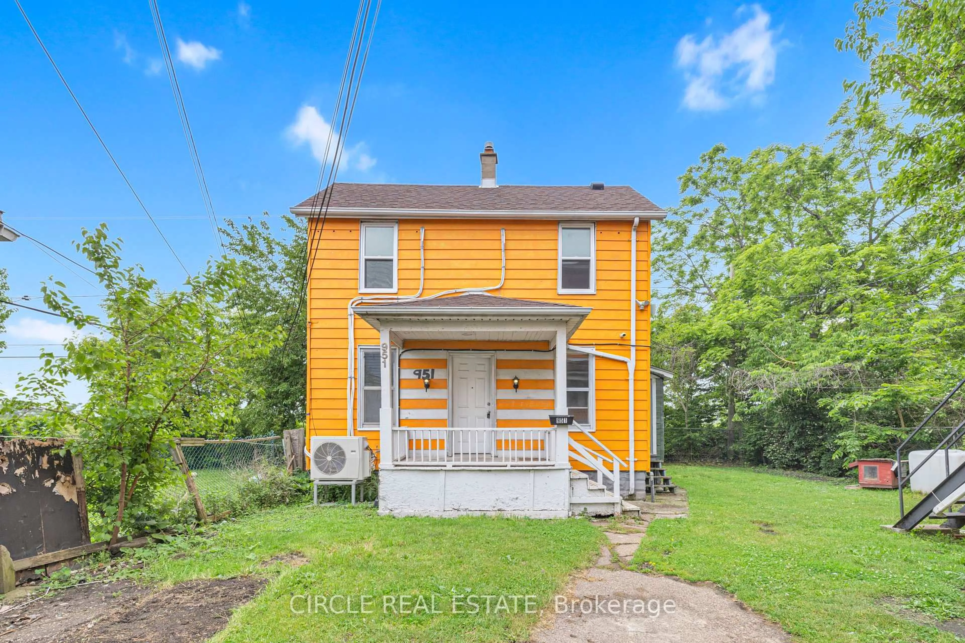 A pic from outside/outdoor area/front of a property/back of a property/a pic from drone, street for 945-951 Wellington Ave, Windsor Ontario N9A 5K2
