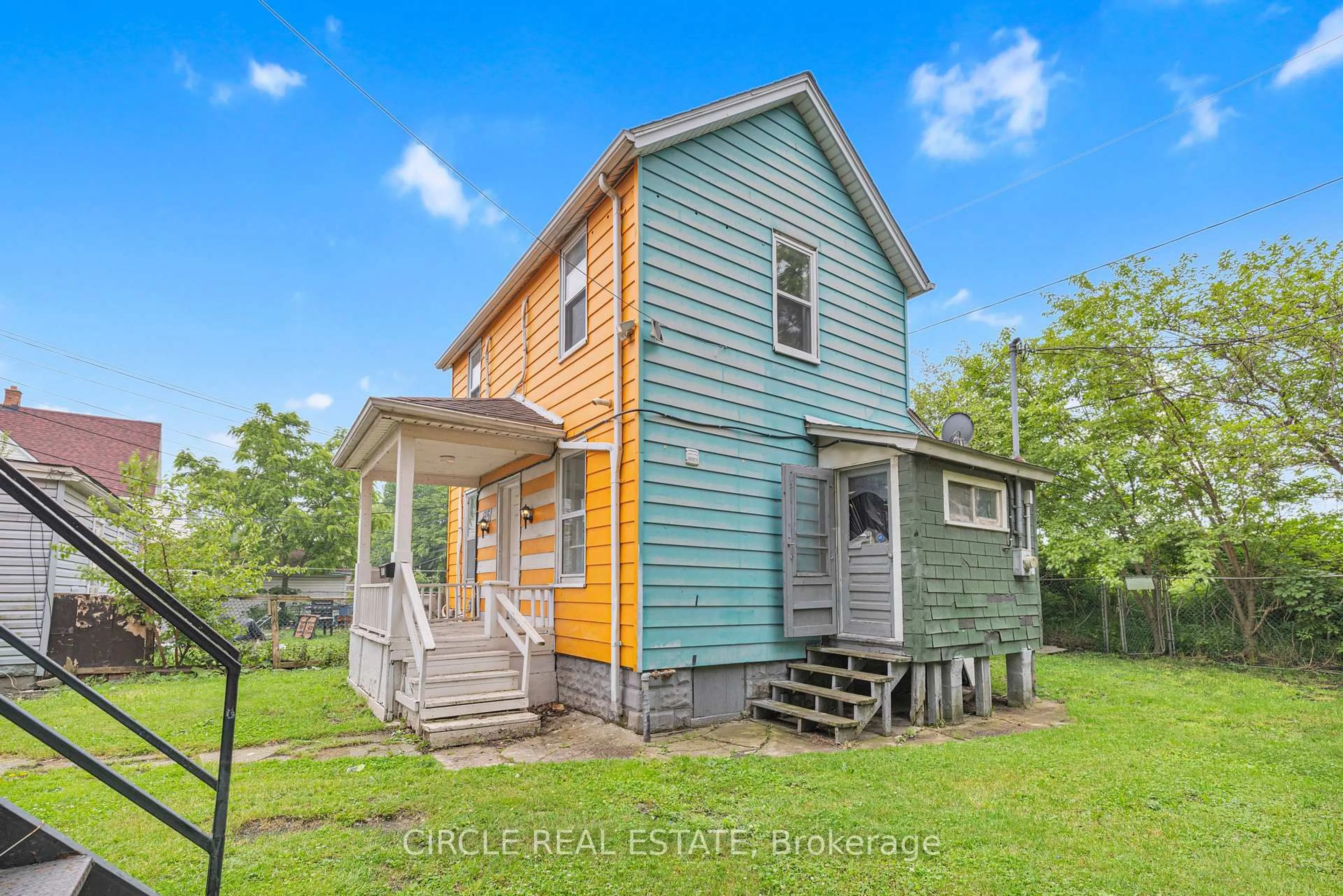 A pic from outside/outdoor area/front of a property/back of a property/a pic from drone, building for 945-951 Wellington Ave, Windsor Ontario N9A 5K2