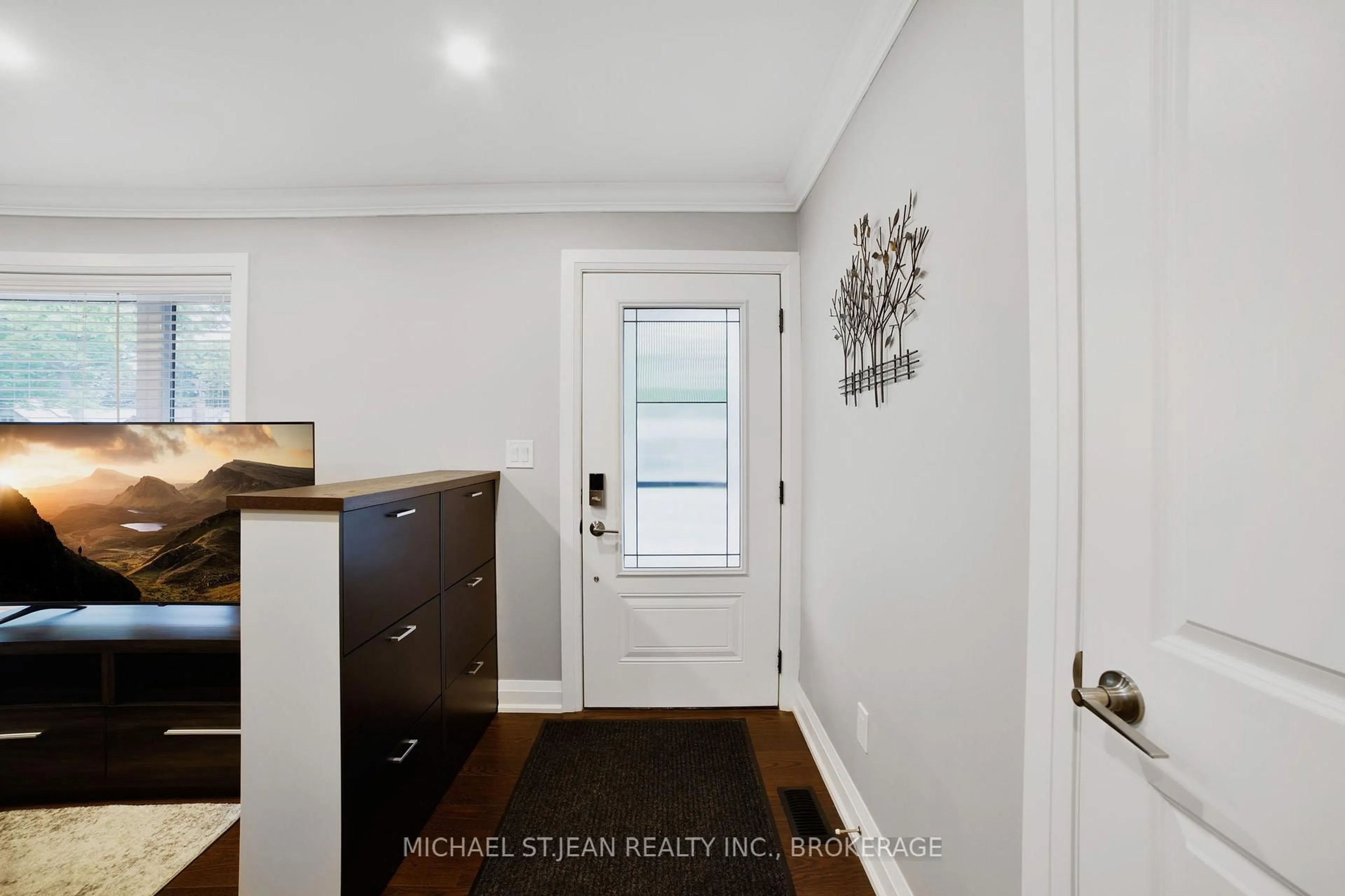 Indoor entryway for 150 Upper Paradise Rd, Hamilton Ontario L9C 5B8