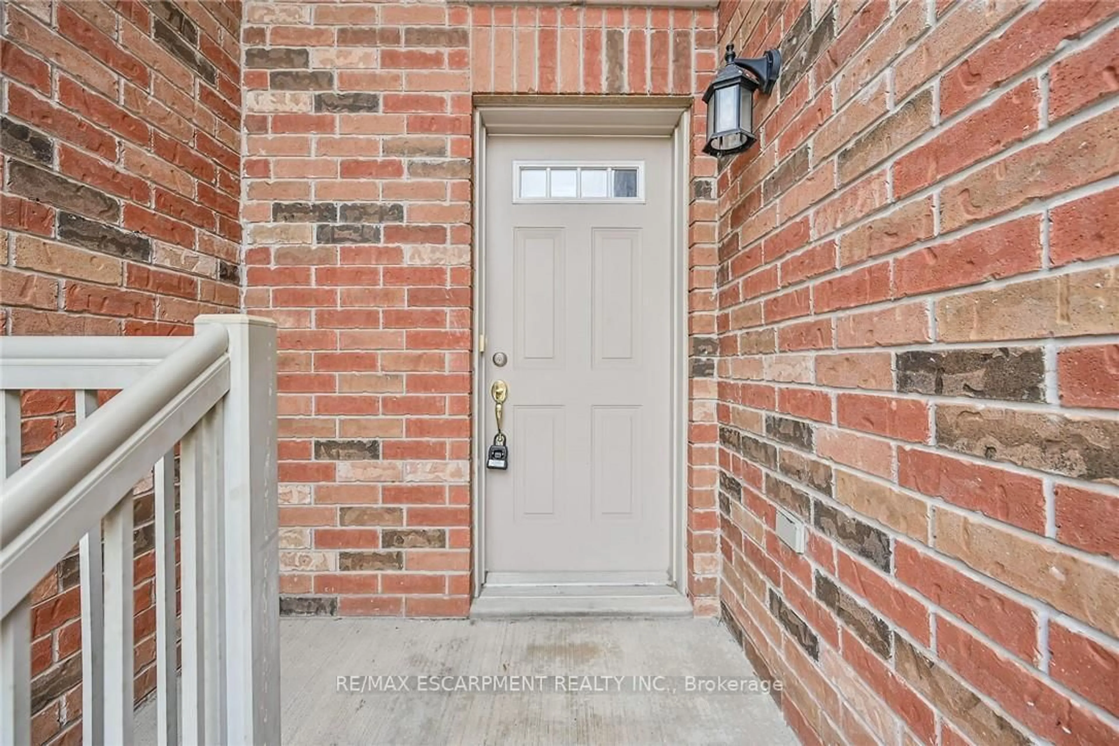 Indoor entryway for 242 Upper Mount Albion Rd #21, Hamilton Ontario L8J 0B1