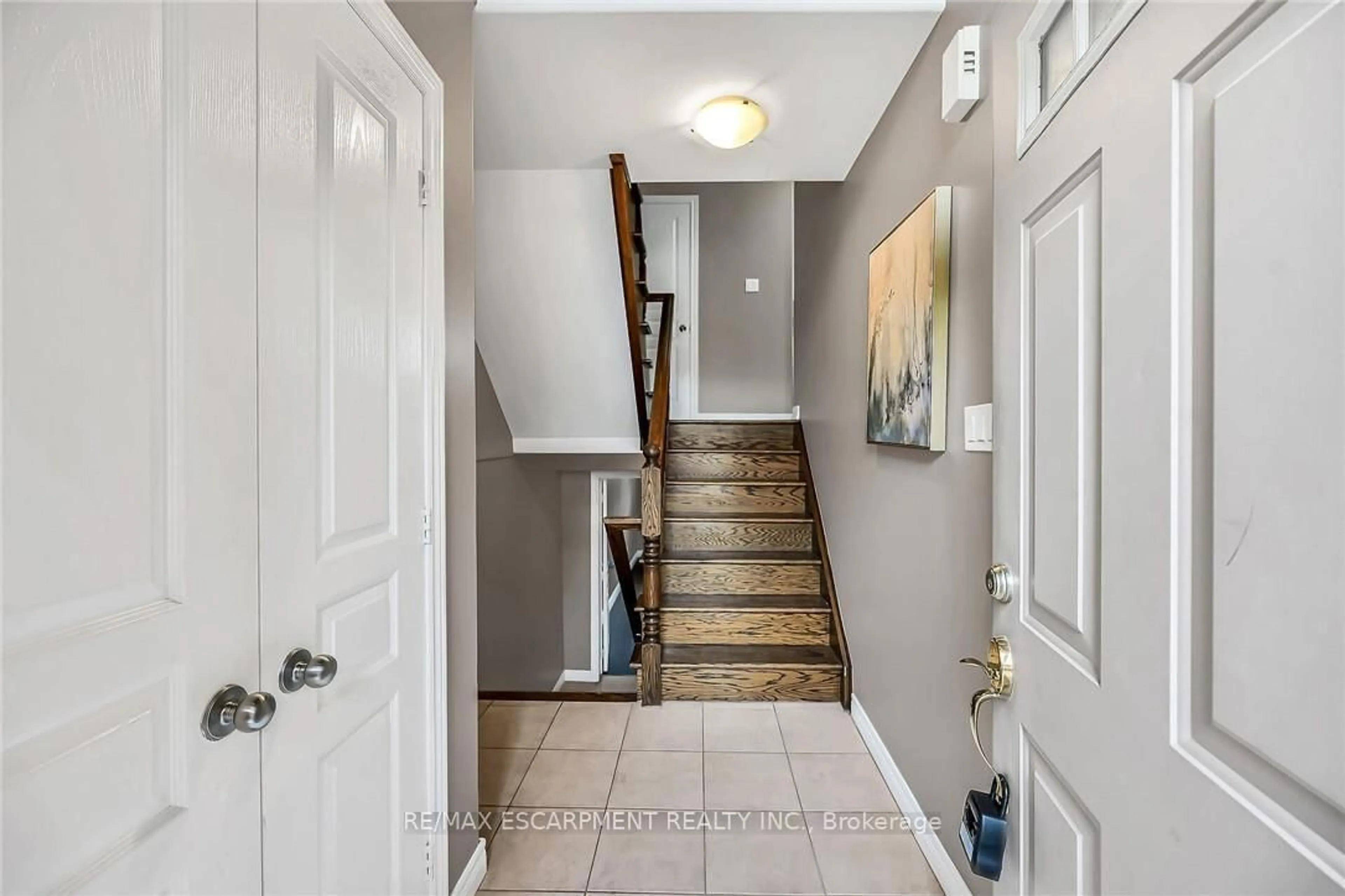 Indoor entryway for 242 Upper Mount Albion Rd #21, Hamilton Ontario L8J 0B1