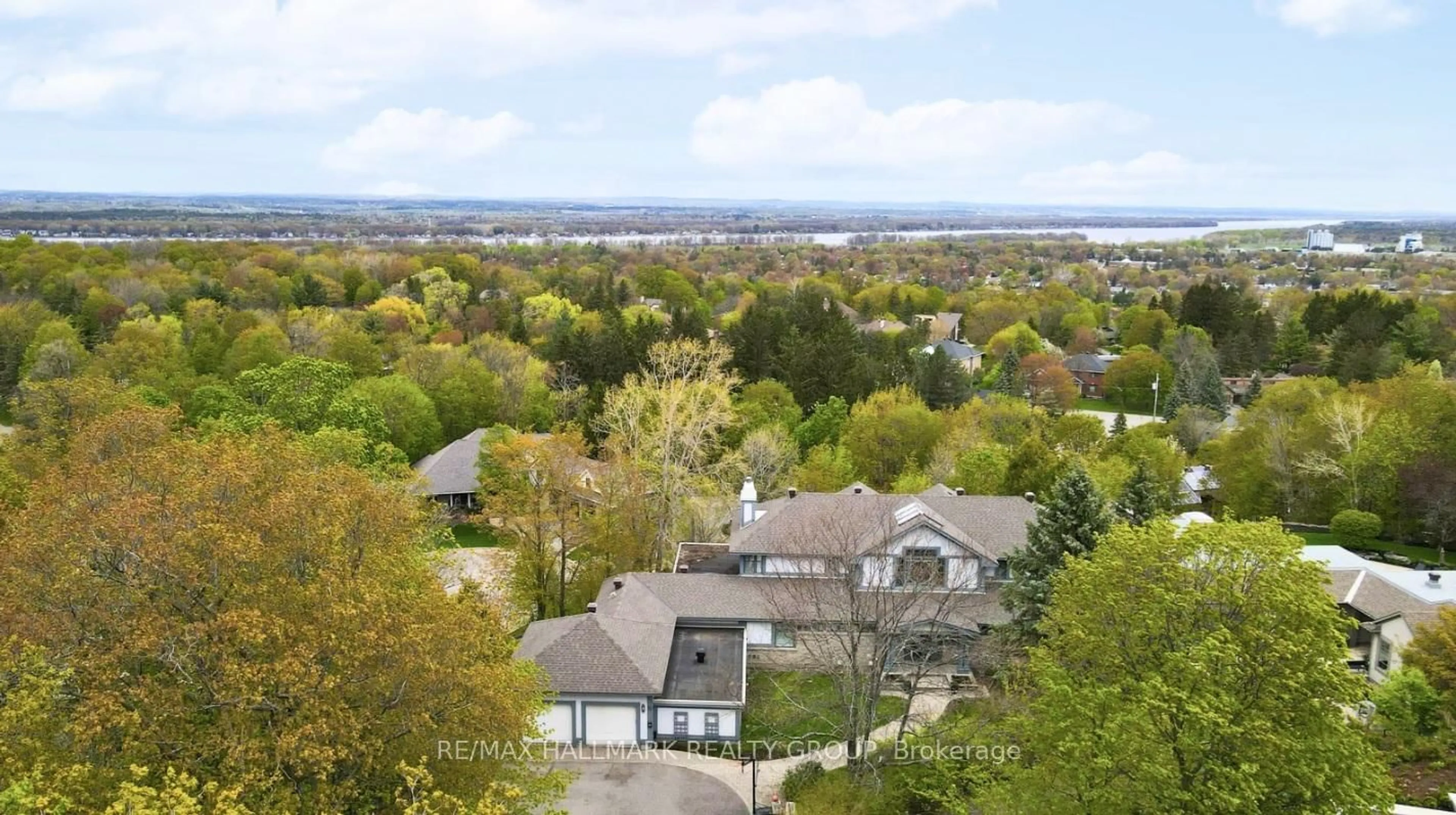 A pic from outside/outdoor area/front of a property/back of a property/a pic from drone, water/lake/river/ocean view for 23 DAVIDSON Dr, Ottawa Ontario K1J 6L7
