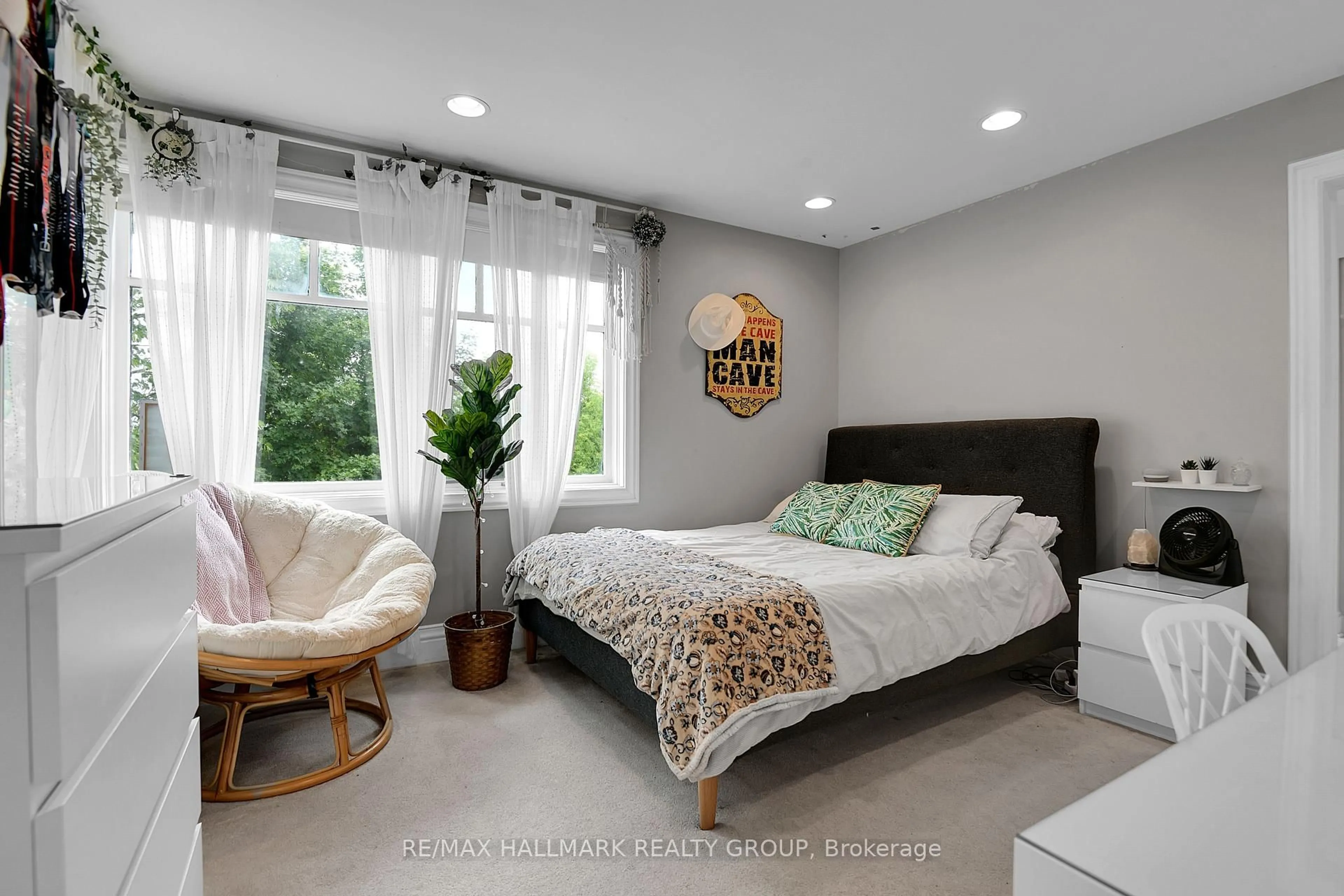 Bedroom with bed, unknown for 23 DAVIDSON Dr, Ottawa Ontario K1J 6L7
