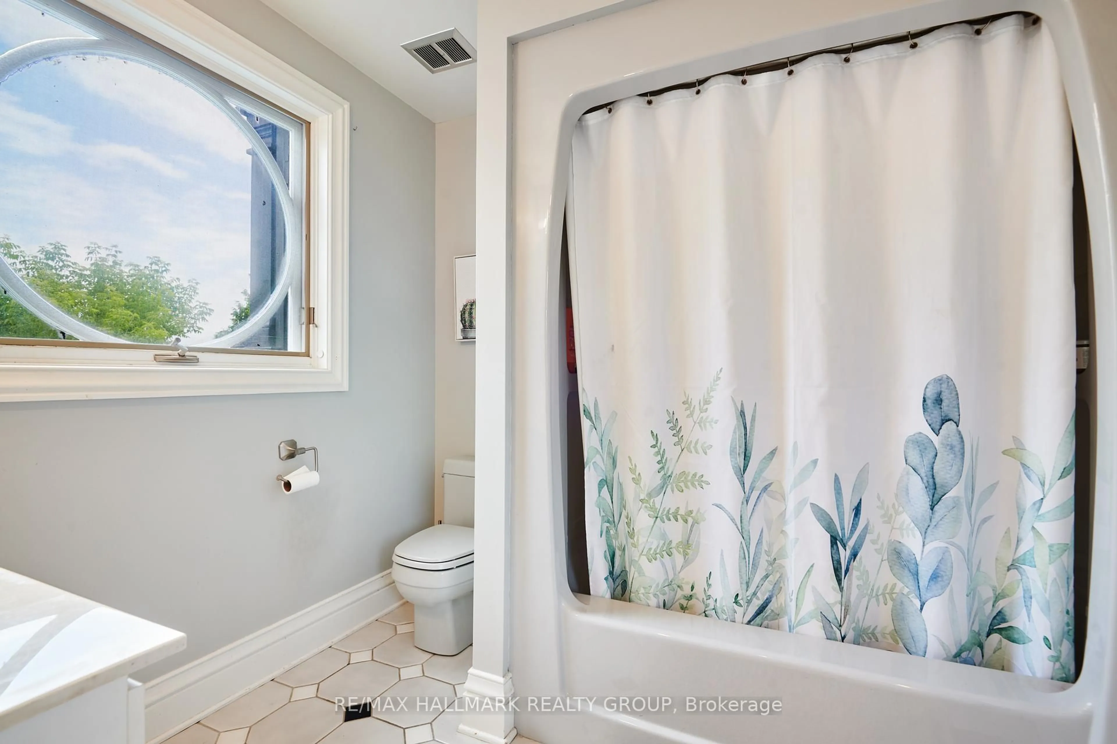 Standard bathroom, ceramic/tile floor for 23 DAVIDSON Dr, Ottawa Ontario K1J 6L7