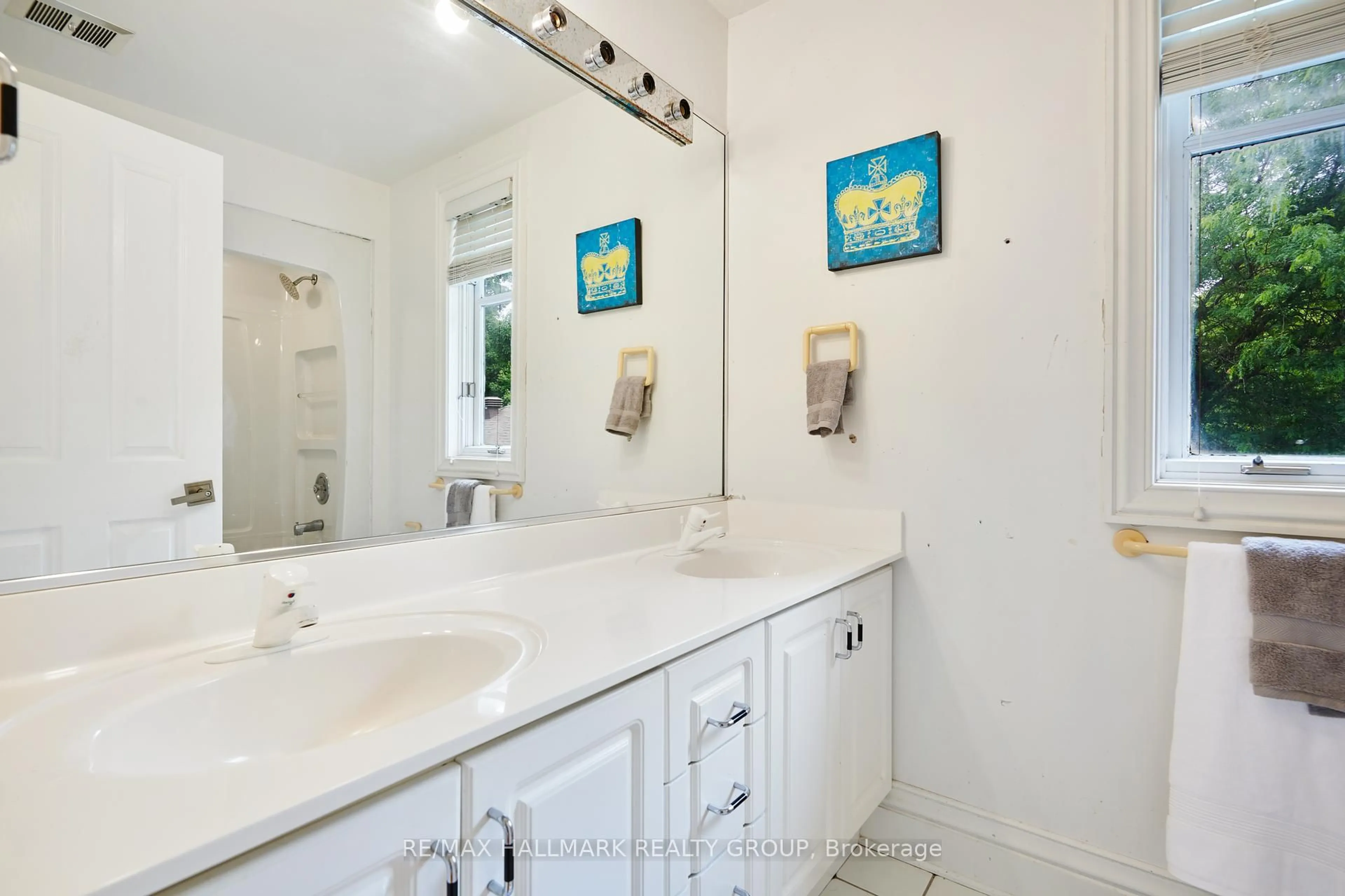 Standard bathroom, ceramic/tile floor for 23 DAVIDSON Dr, Ottawa Ontario K1J 6L7