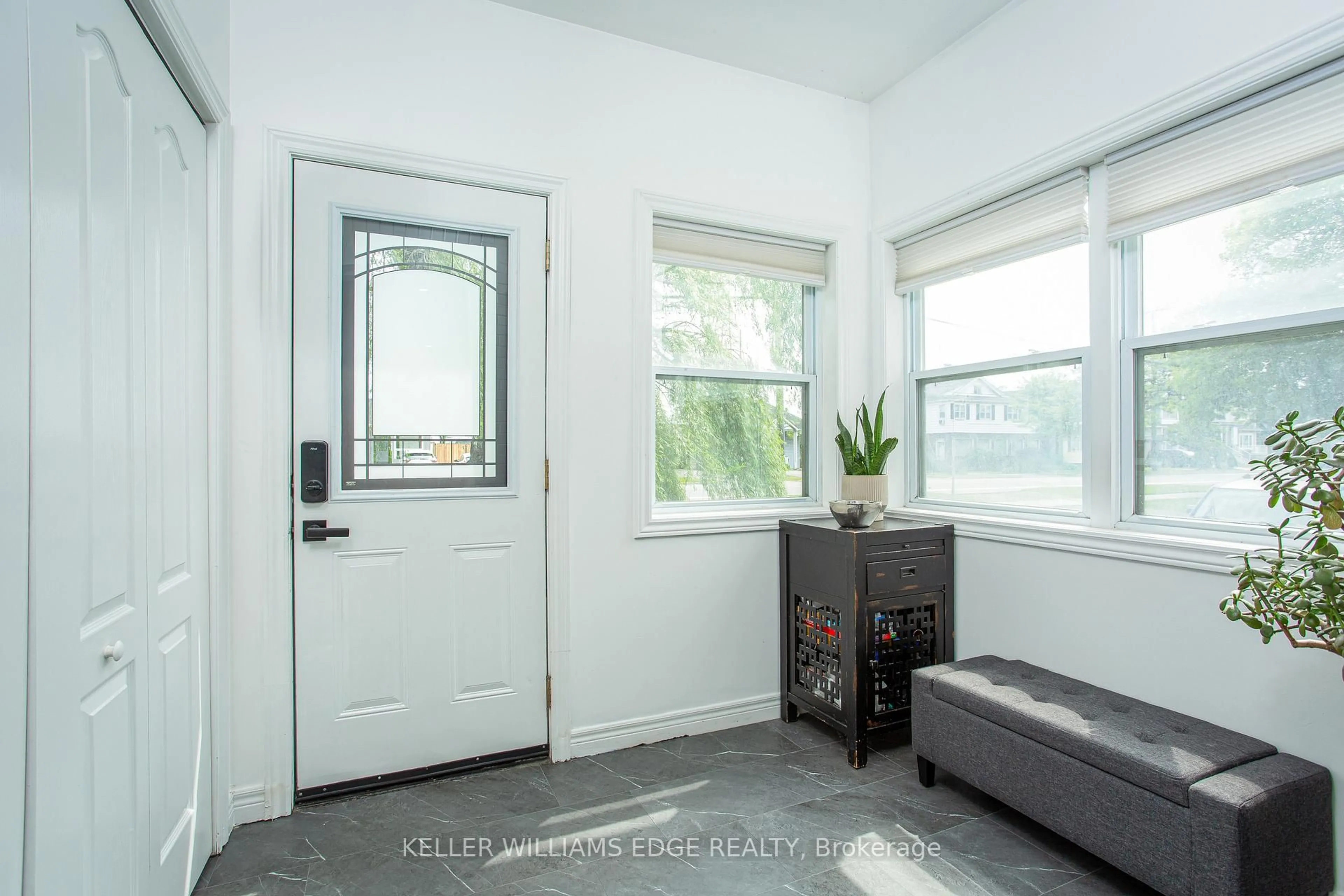 Indoor entryway for 826 Beach Blvd, Hamilton Ontario L8H 6Z4