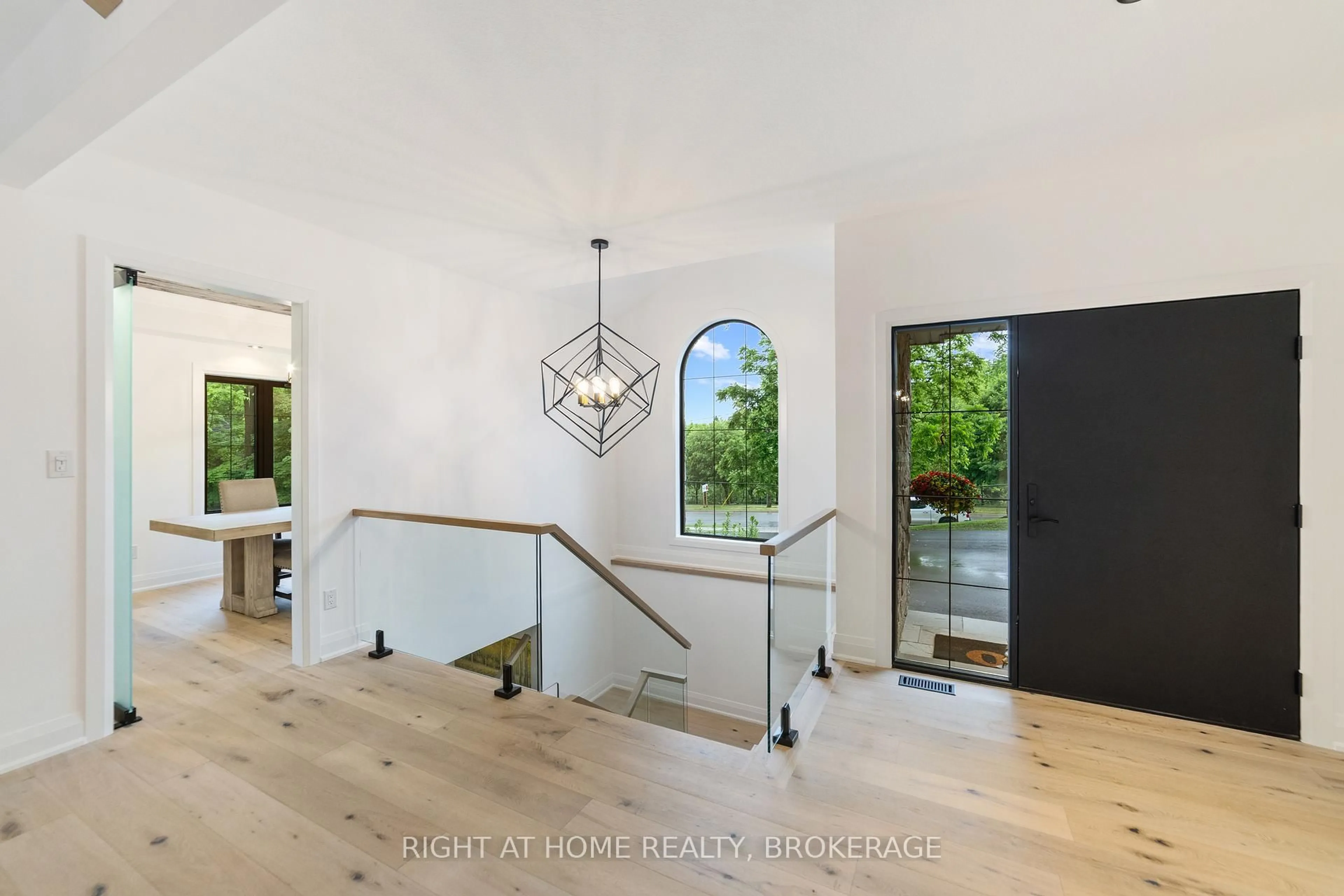 Indoor entryway for 515 Hamilton Dr, Hamilton Ontario L9G 2A9