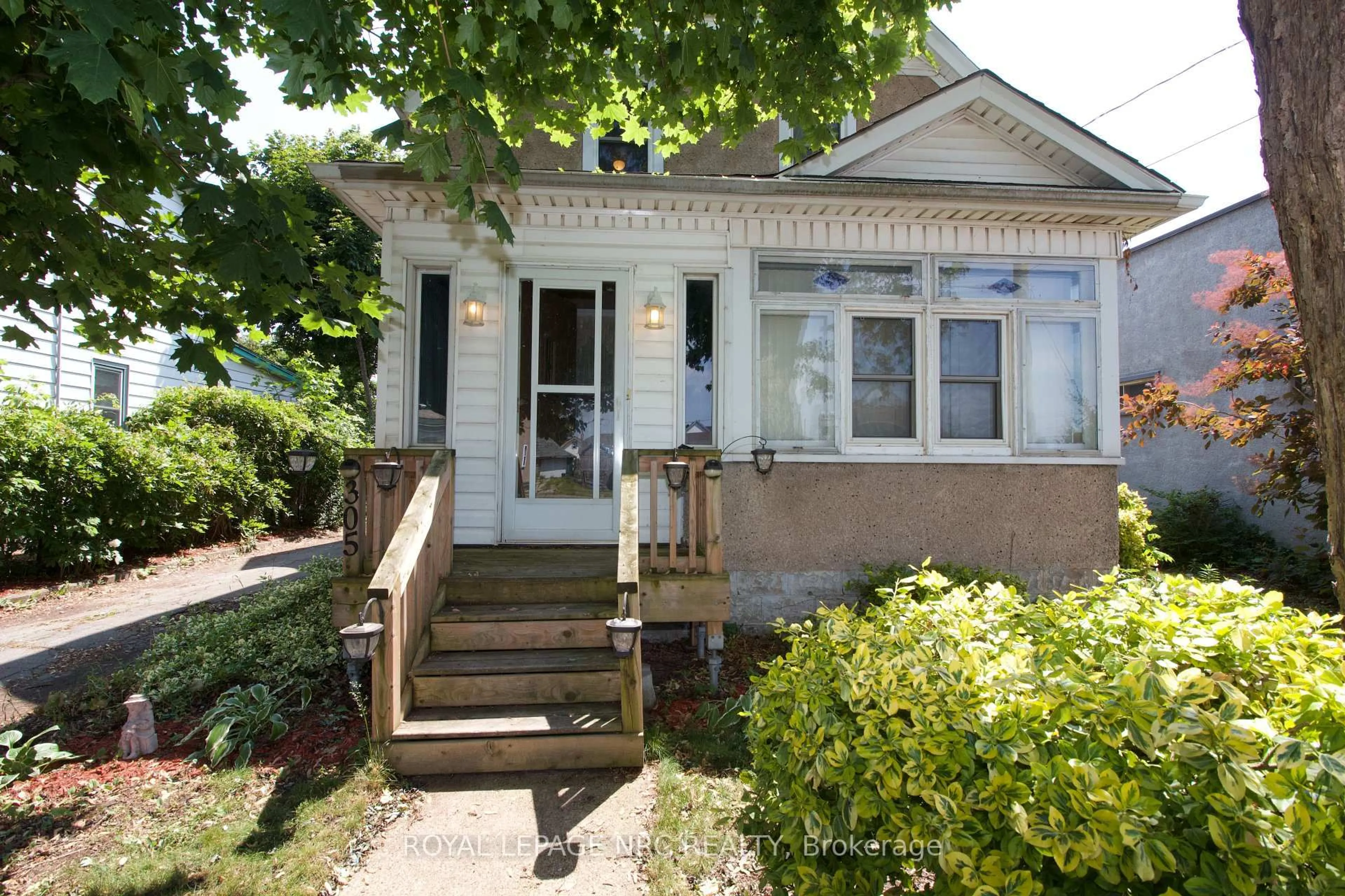 Home with vinyl exterior material, street for 305 Mitchell St, Port Colborne Ontario L3K 1Y7