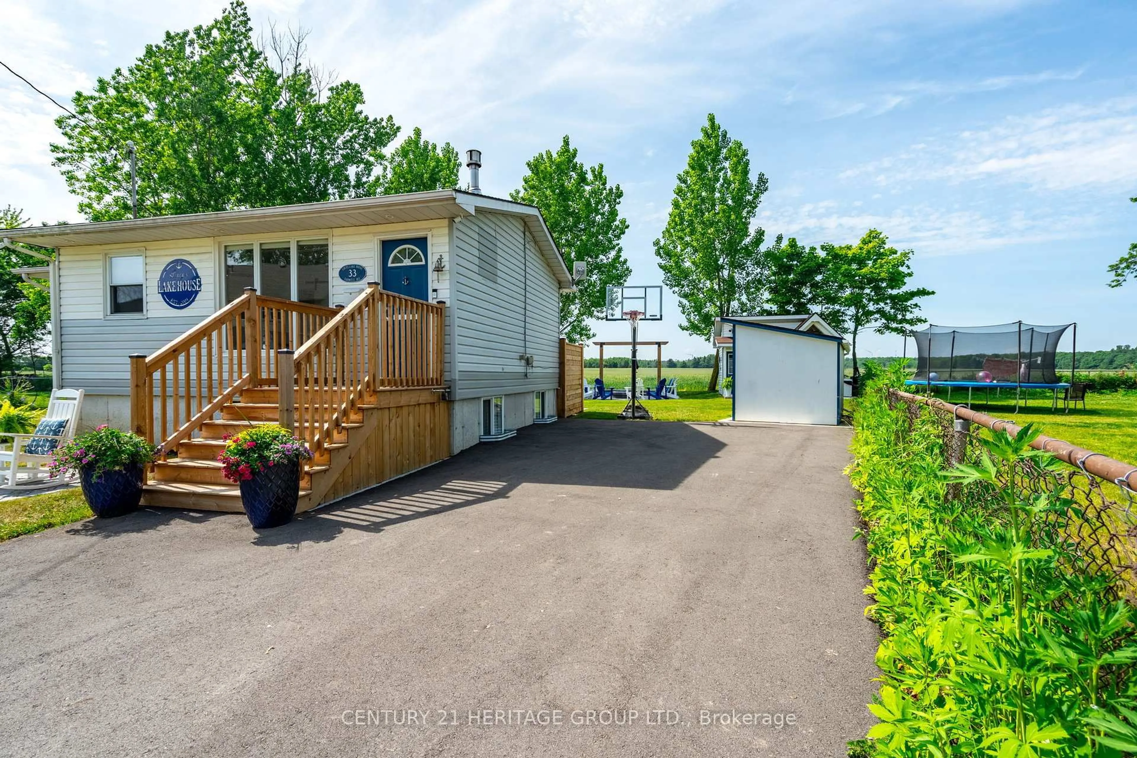 A pic from outside/outdoor area/front of a property/back of a property/a pic from drone, water/lake/river/ocean view for 33 Fairwell Ave, Haldimand Ontario N0A 1P0