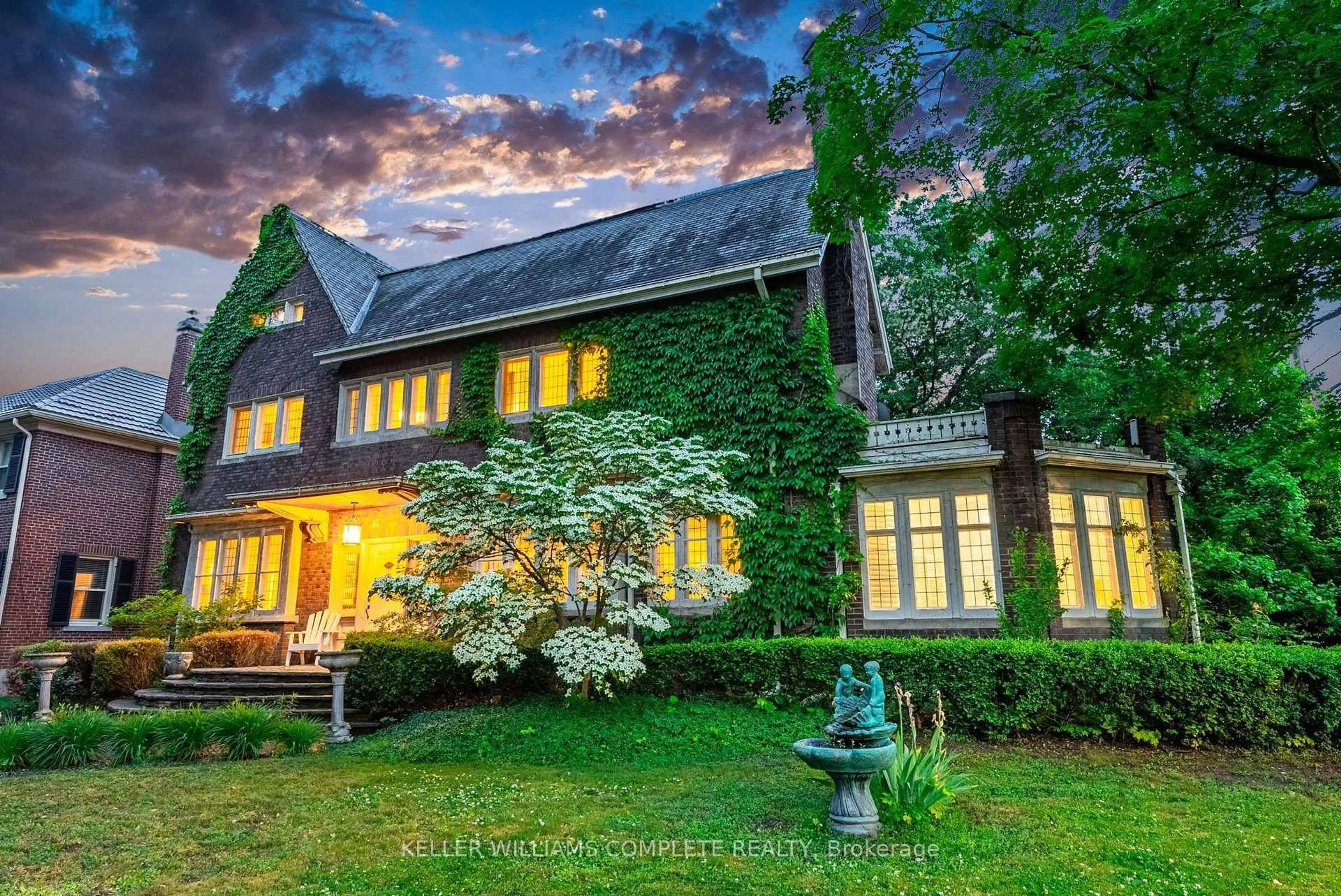 A pic from outside/outdoor area/front of a property/back of a property/a pic from drone, unknown for 122 Dufferin Ave, Brantford Ontario N3T 4R1