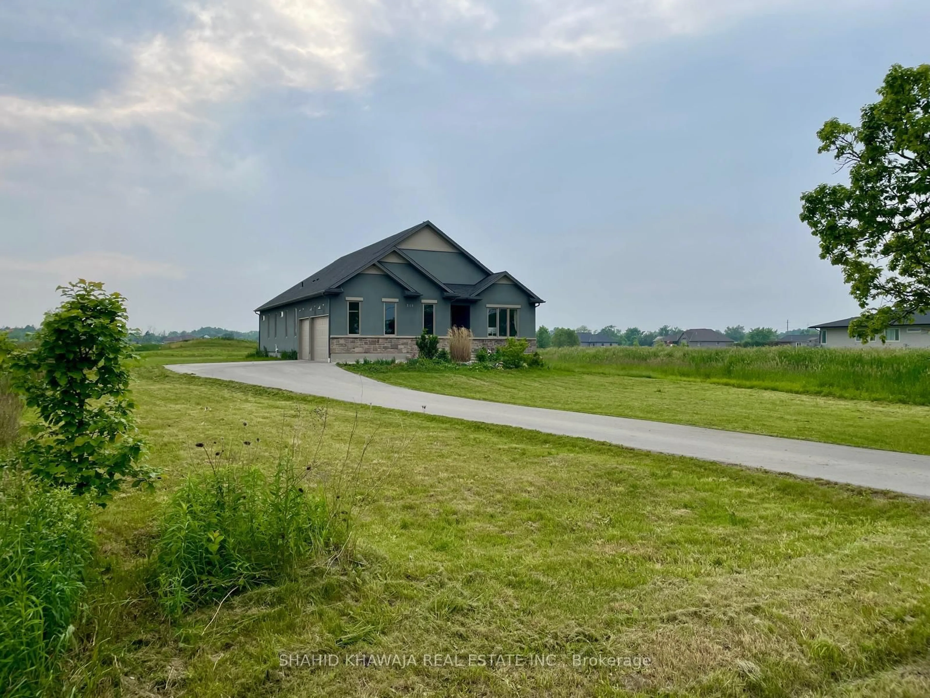 A pic from outside/outdoor area/front of a property/back of a property/a pic from drone, unknown for 240 Farr St, Pelham Ontario L0S 1C0