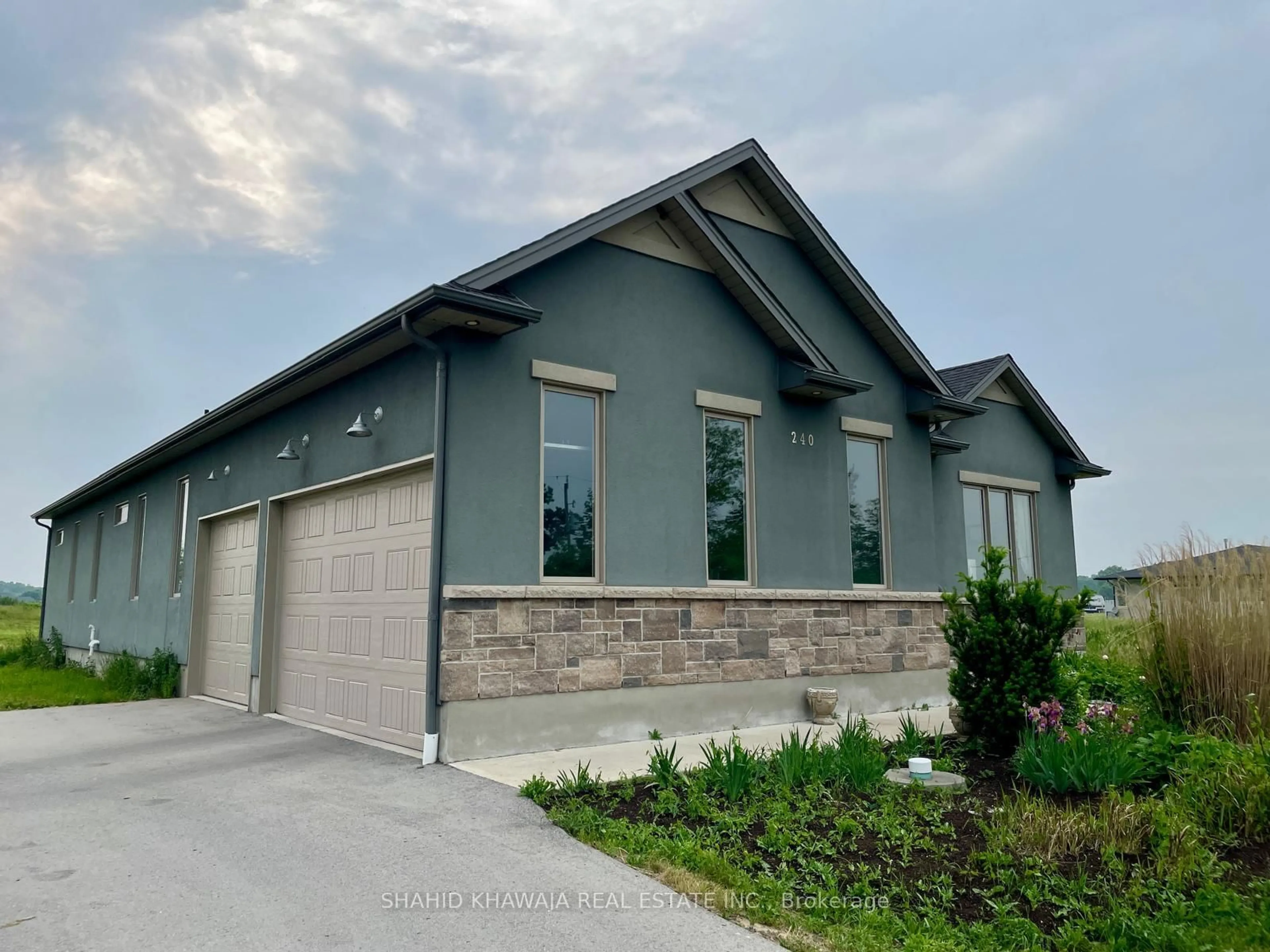 Home with vinyl exterior material, unknown for 240 Farr St, Pelham Ontario L0S 1C0