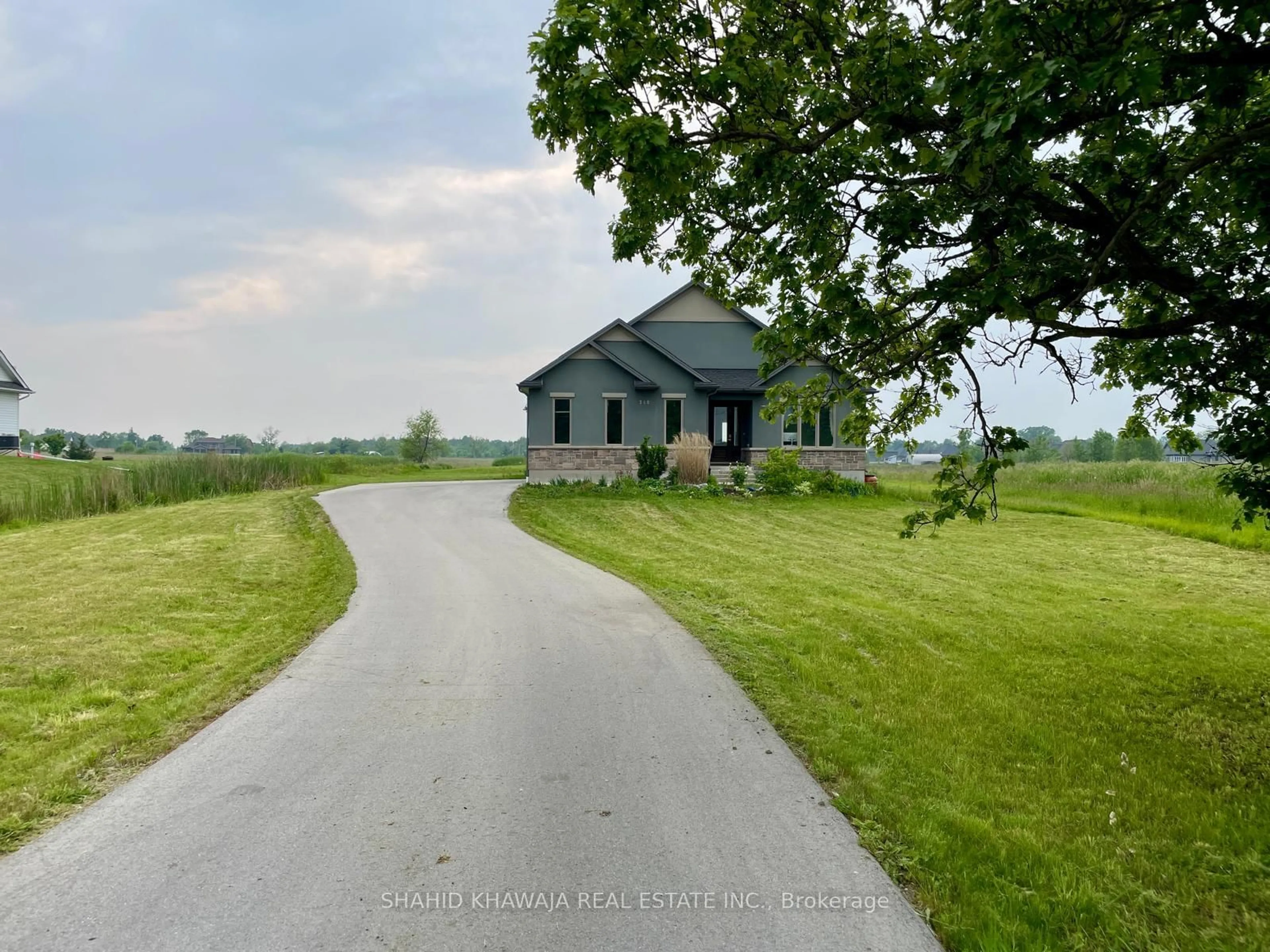 A pic from outside/outdoor area/front of a property/back of a property/a pic from drone, street for 240 Farr St, Pelham Ontario L0S 1C0