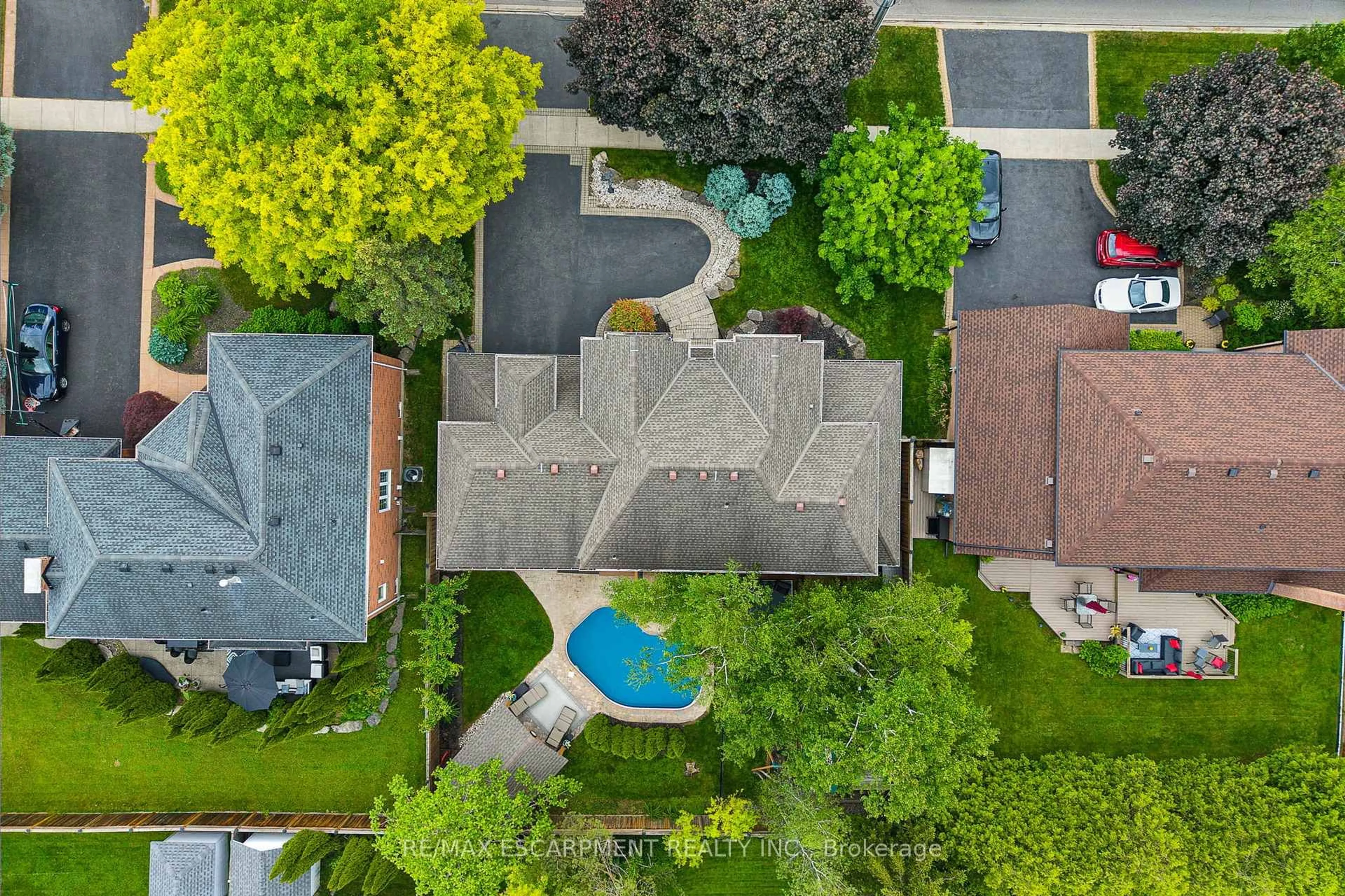 A pic from outside/outdoor area/front of a property/back of a property/a pic from drone, street for 447 GOLF LINKS Rd, Hamilton Ontario L9G 4X6