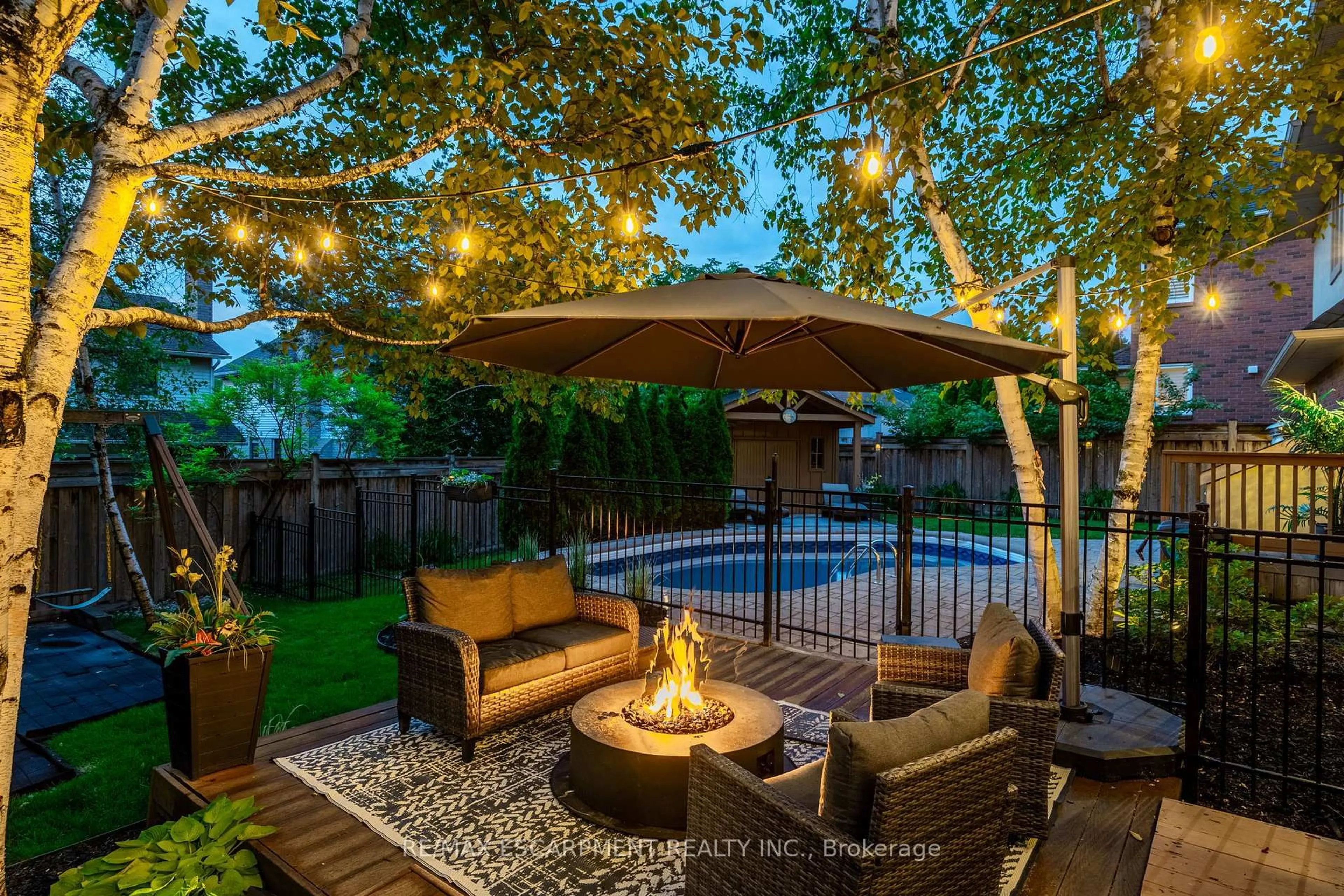 Patio, unknown for 447 GOLF LINKS Rd, Hamilton Ontario L9G 4X6