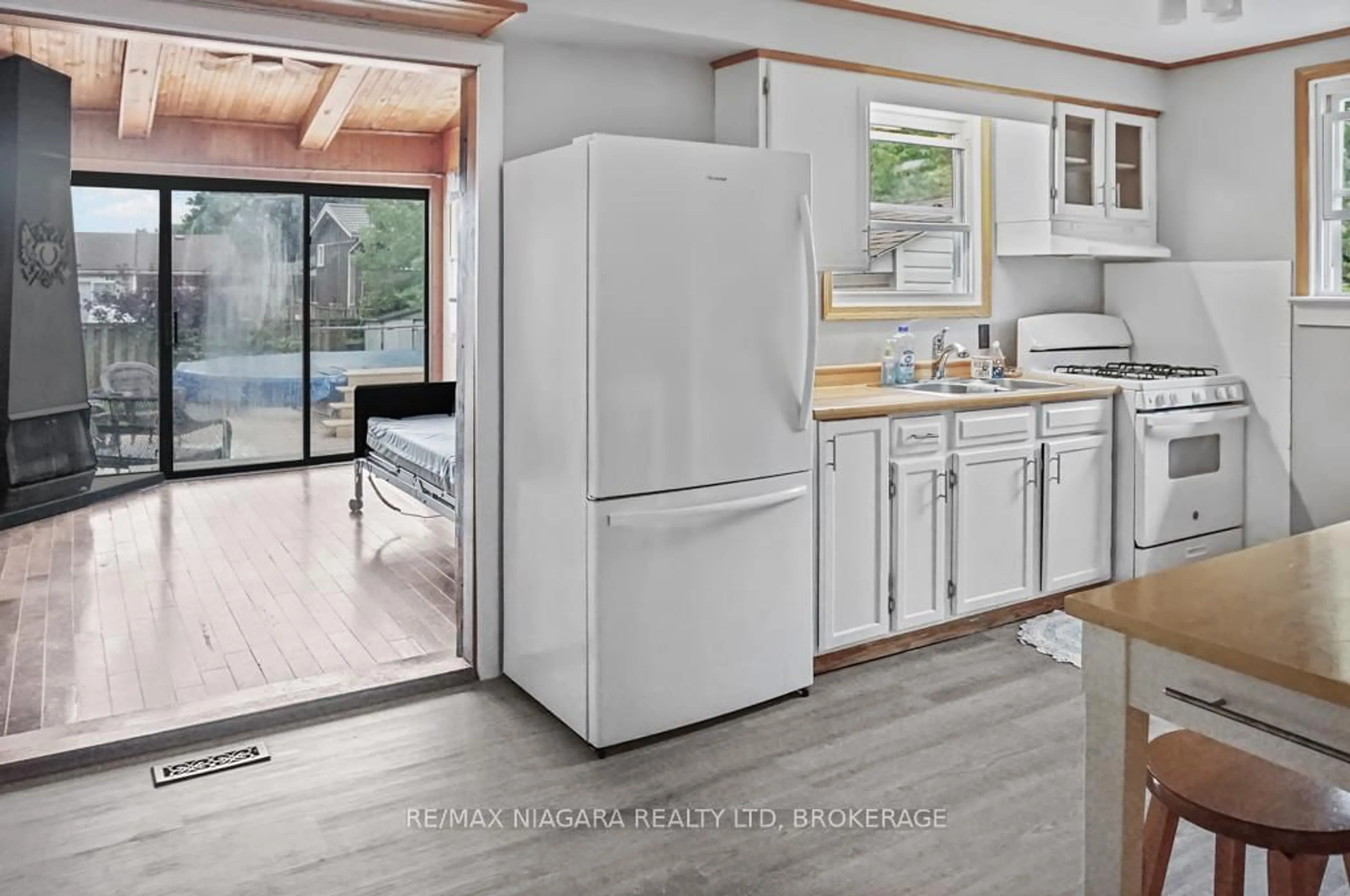 Open concept kitchen, ceramic/tile floor for 8452 Breadner Cres, Niagara Falls Ontario L2G 6N5
