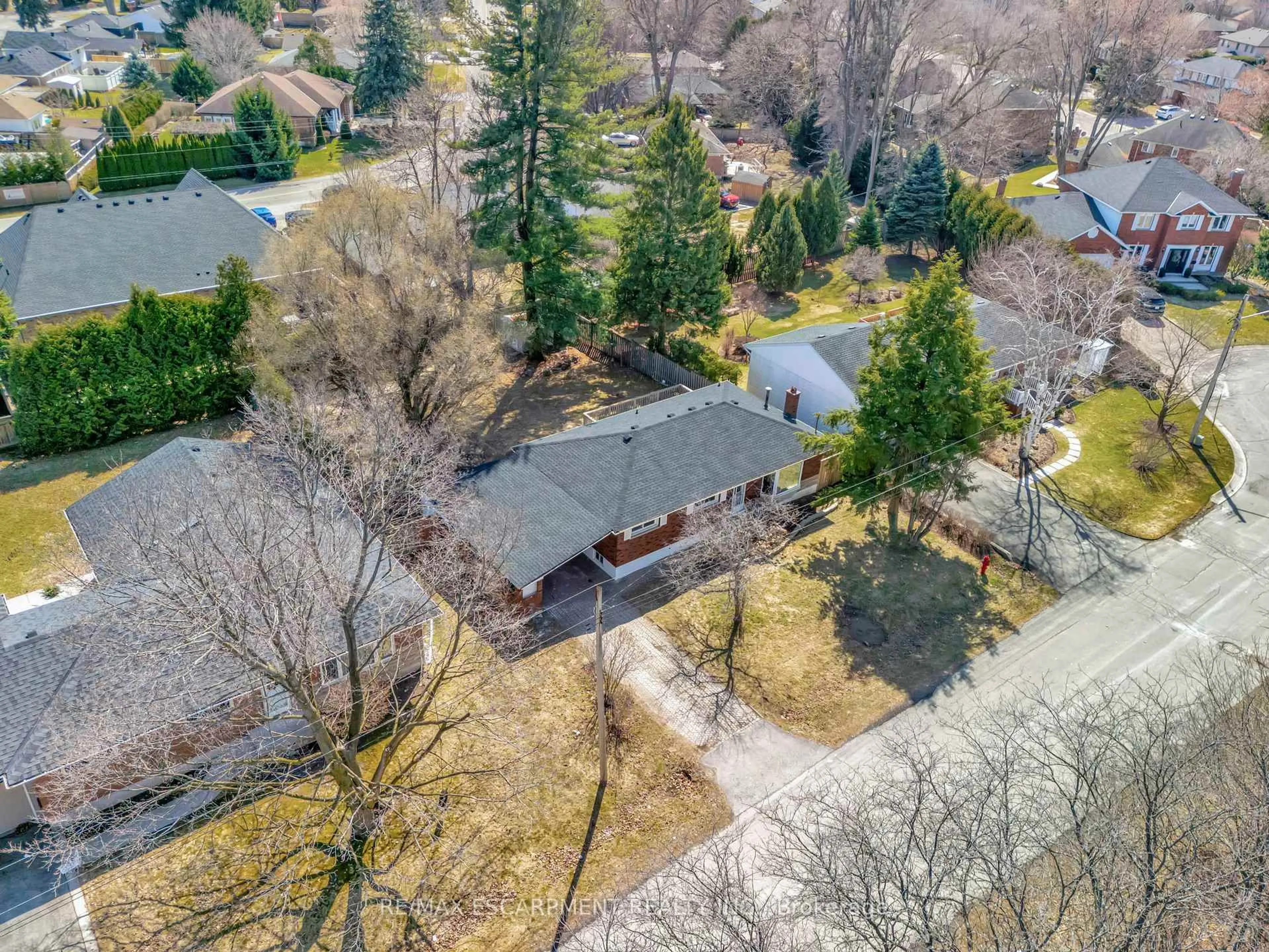 A pic from outside/outdoor area/front of a property/back of a property/a pic from drone, street for 216 Sioux Rd, Hamilton Ontario L9G 1P8