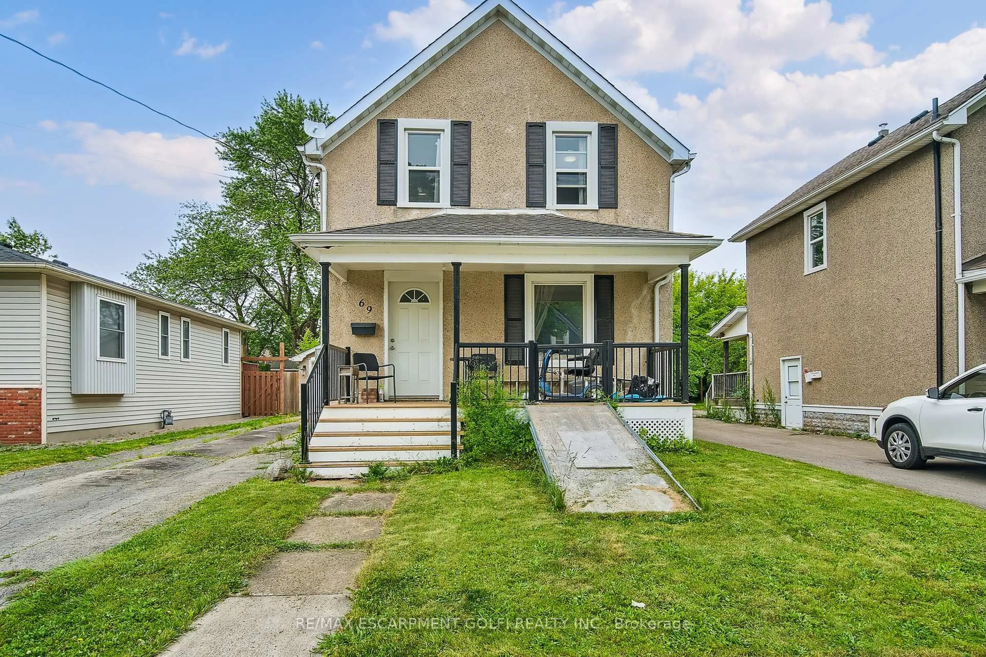 Home with vinyl exterior material, street for 69 PARK St, Welland Ontario L3B 4M4