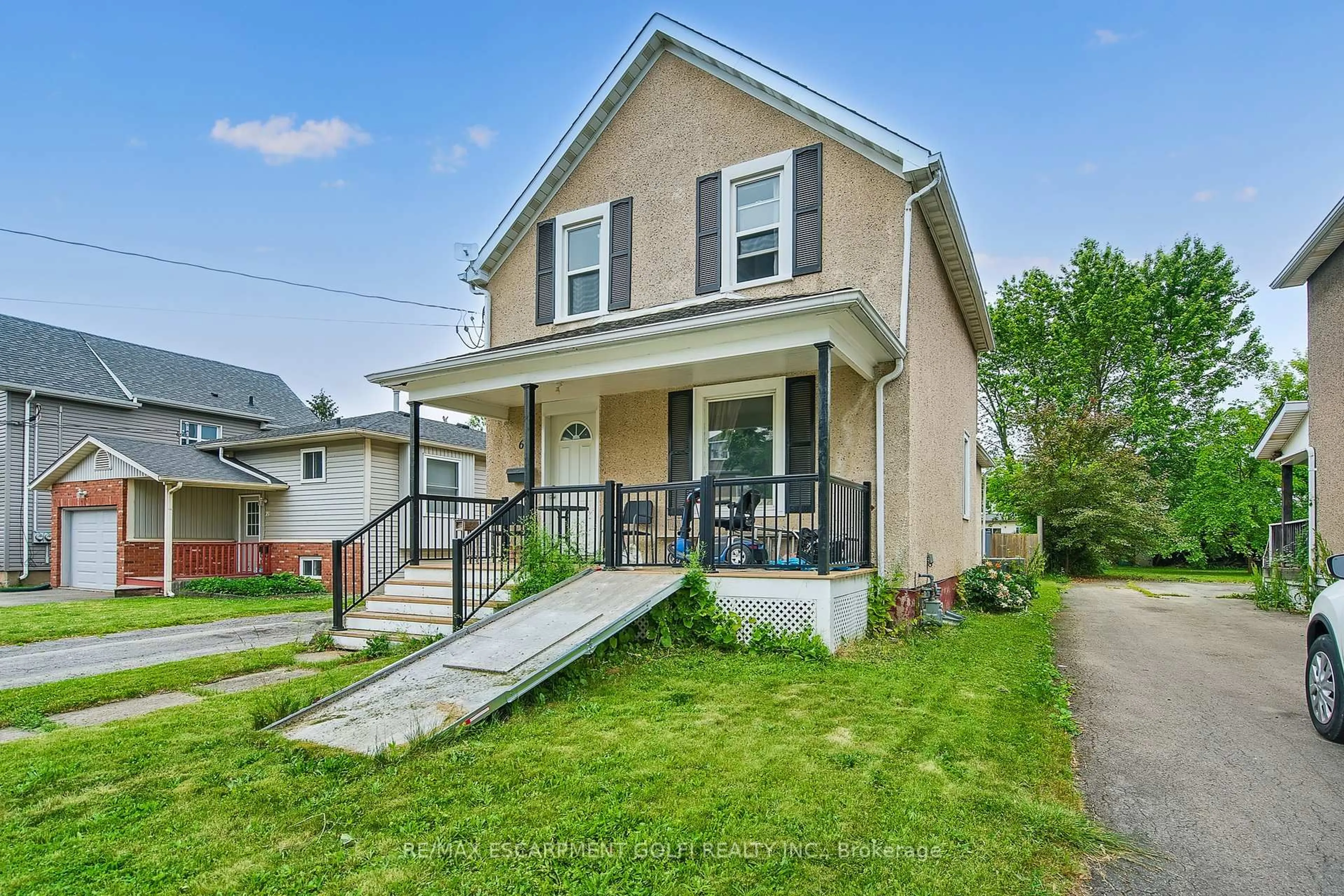 Home with vinyl exterior material, street for 69 PARK St, Welland Ontario L3B 4M4