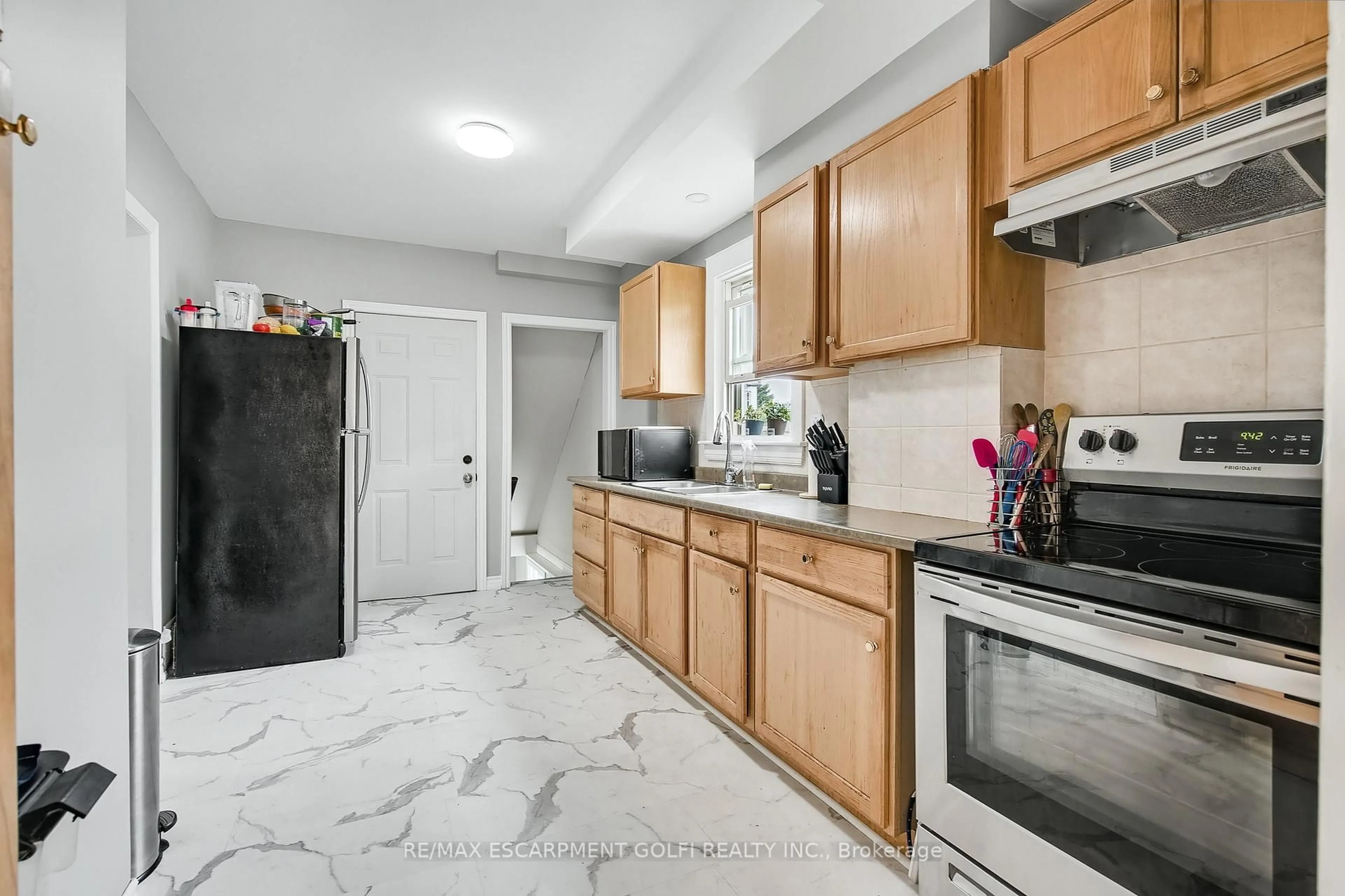 Standard kitchen, ceramic/tile floor for 69 PARK St, Welland Ontario L3B 4M4
