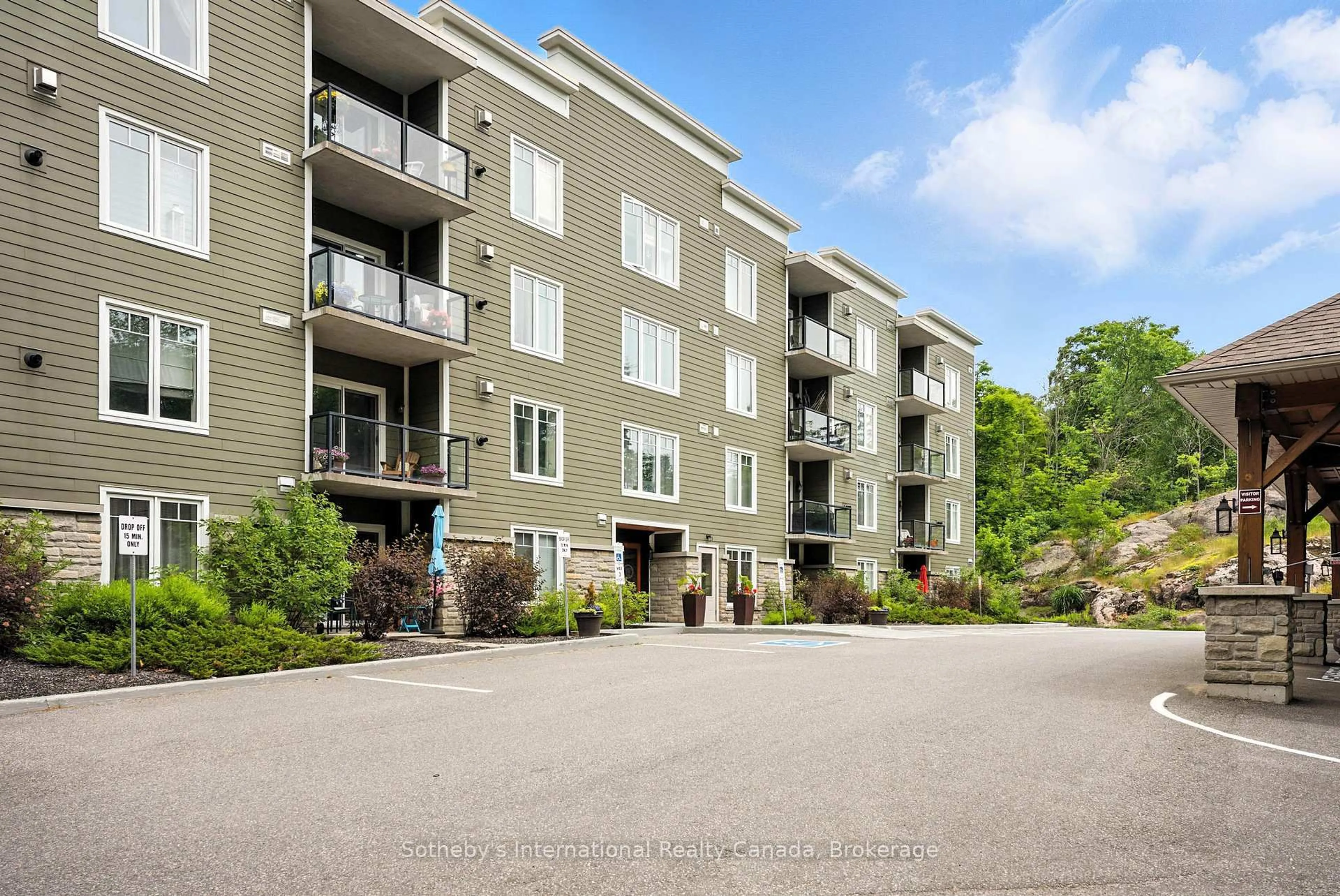 Patio, unknown for 391 James St #106, Gravenhurst Ontario P1P 0A5