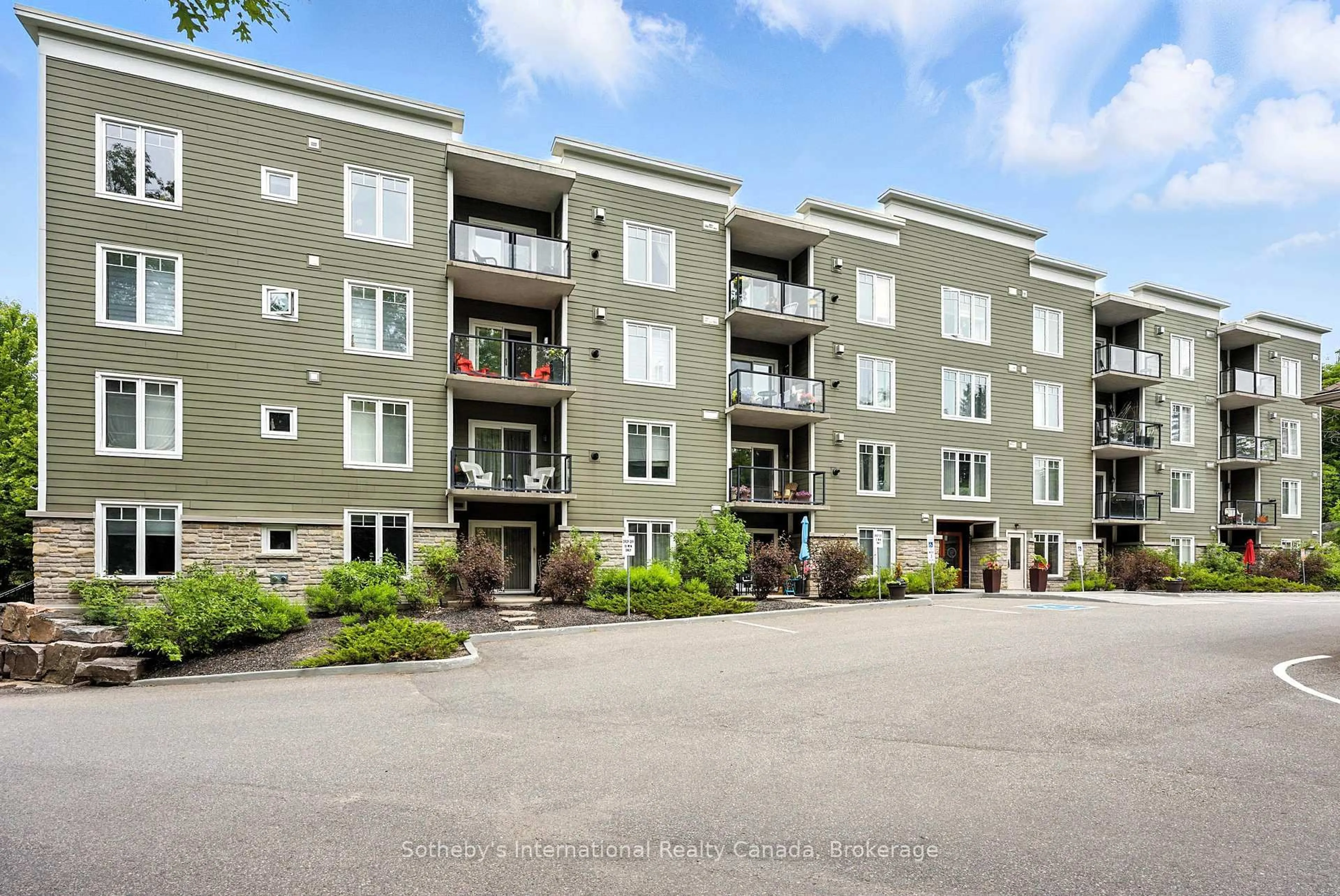 Patio, building for 391 James St #106, Gravenhurst Ontario P1P 0A5