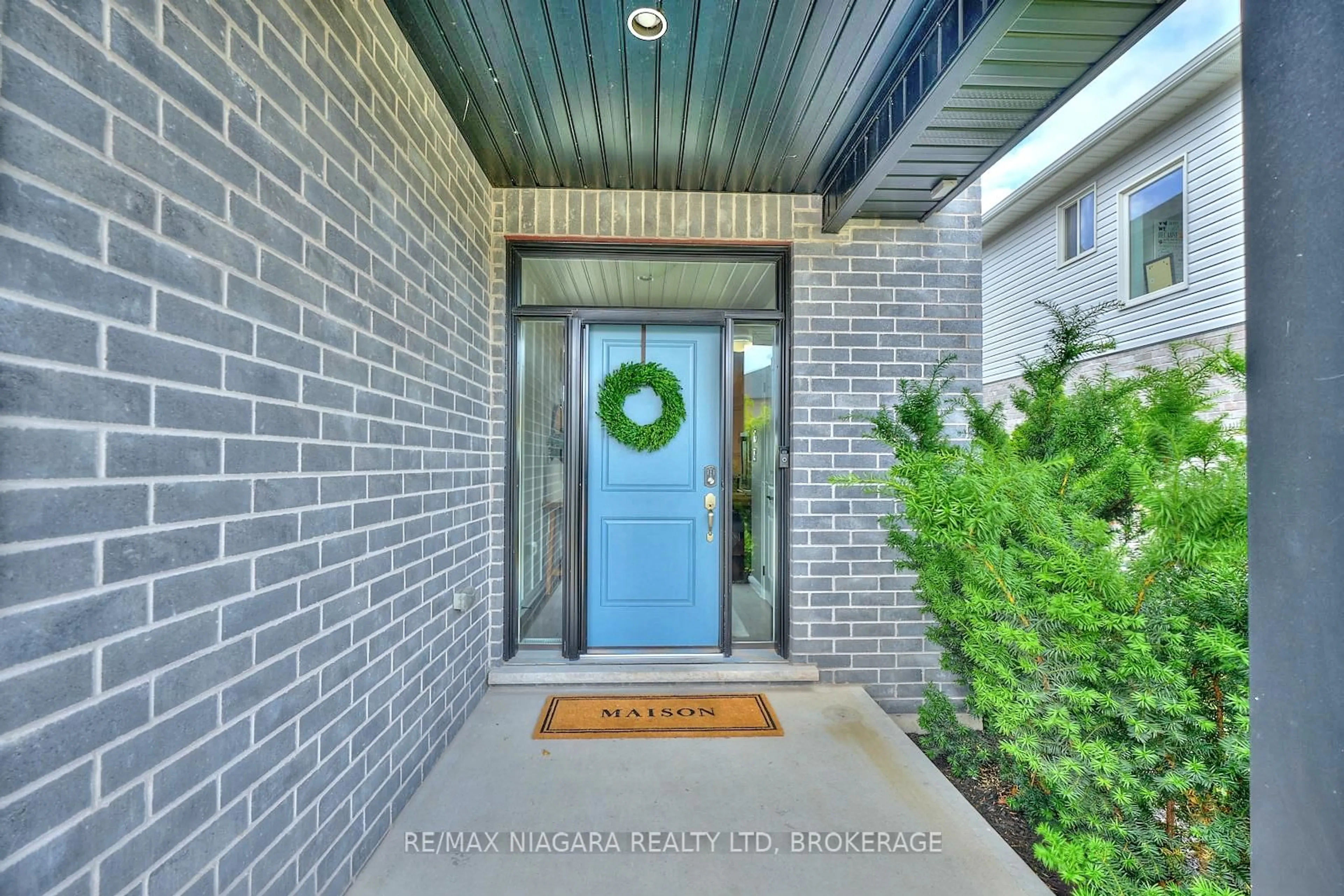Indoor entryway for 5703 Osprey Ave, Niagara Falls Ontario L2H 0M2