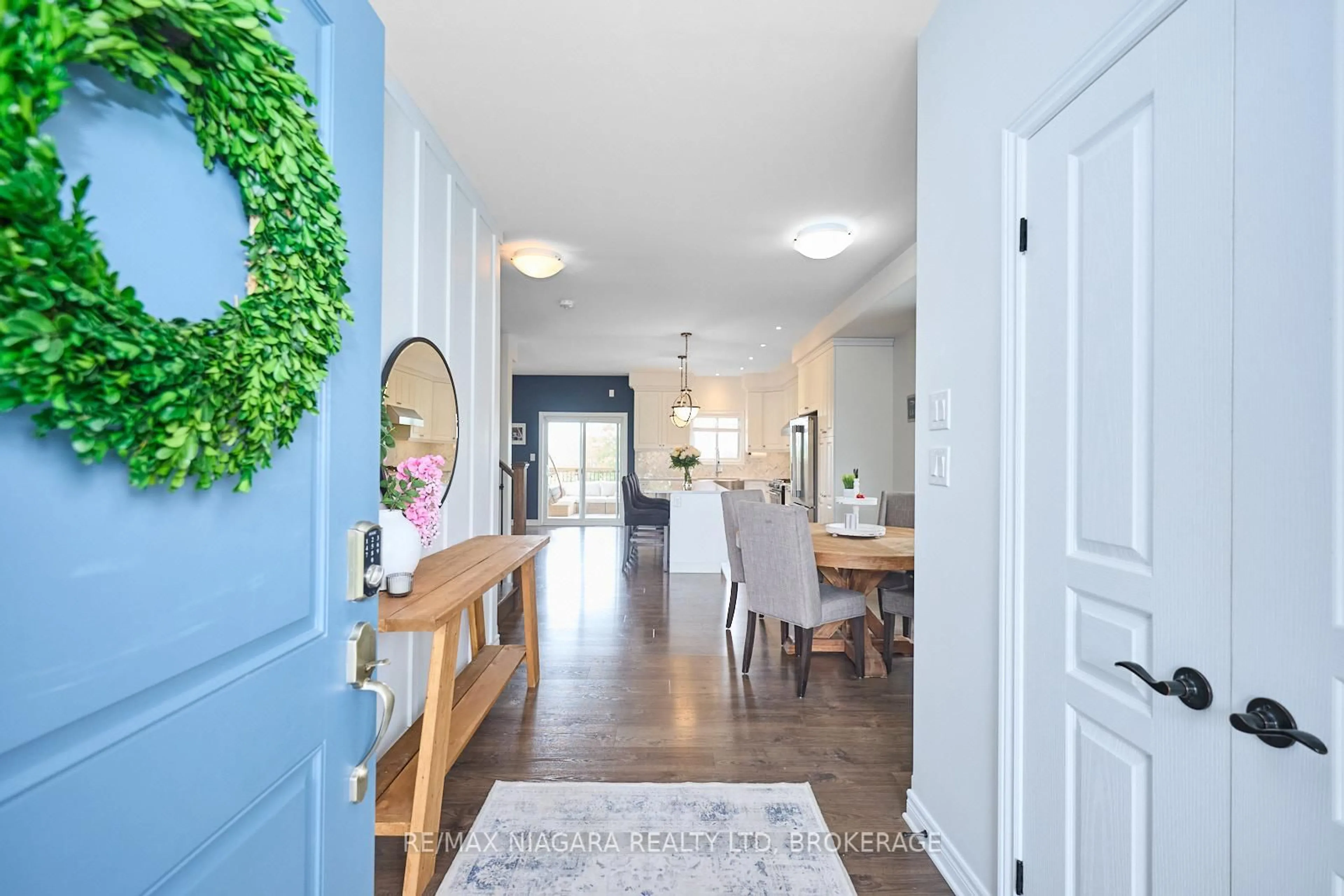 Indoor entryway for 5703 Osprey Ave, Niagara Falls Ontario L2H 0M2