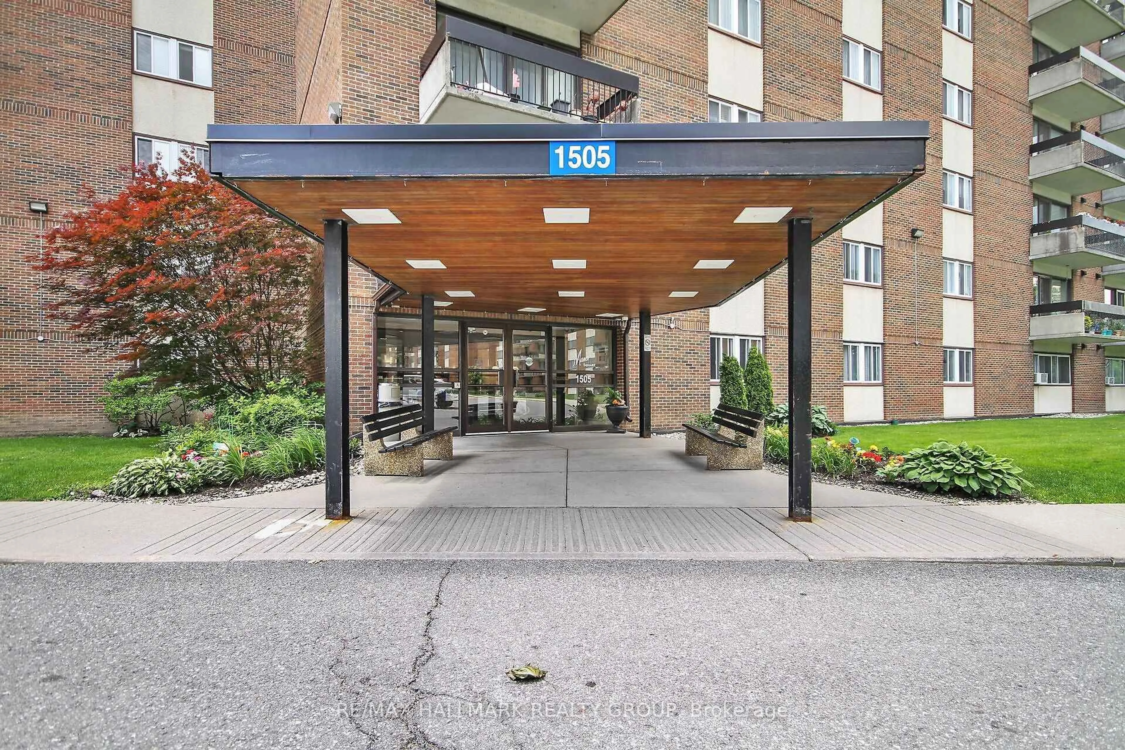 Indoor foyer for 1505 Baseline Rd #210, Ottawa Ontario K2C 3L4