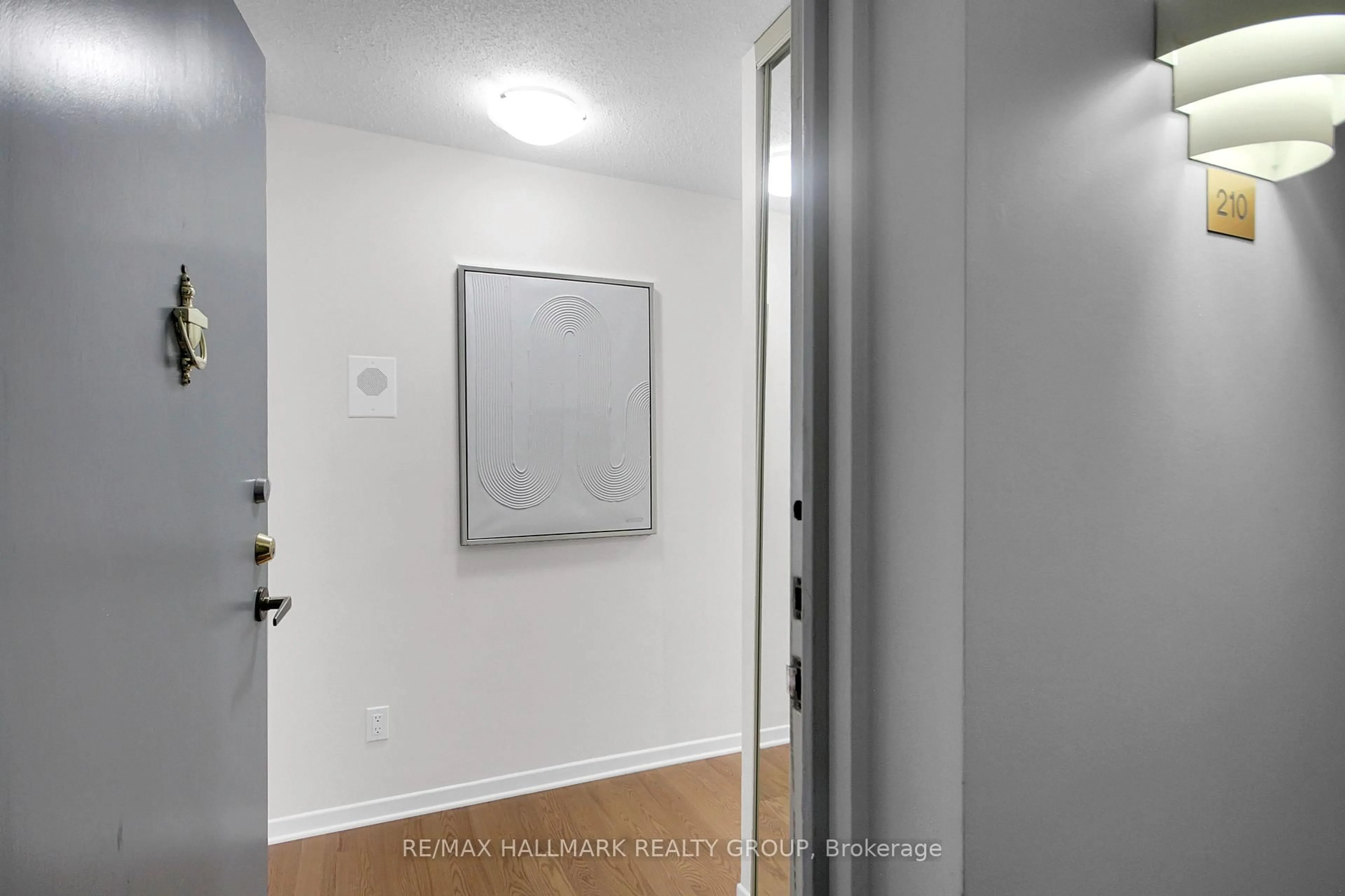 Indoor entryway for 1505 Baseline Rd #210, Ottawa Ontario K2C 3L4