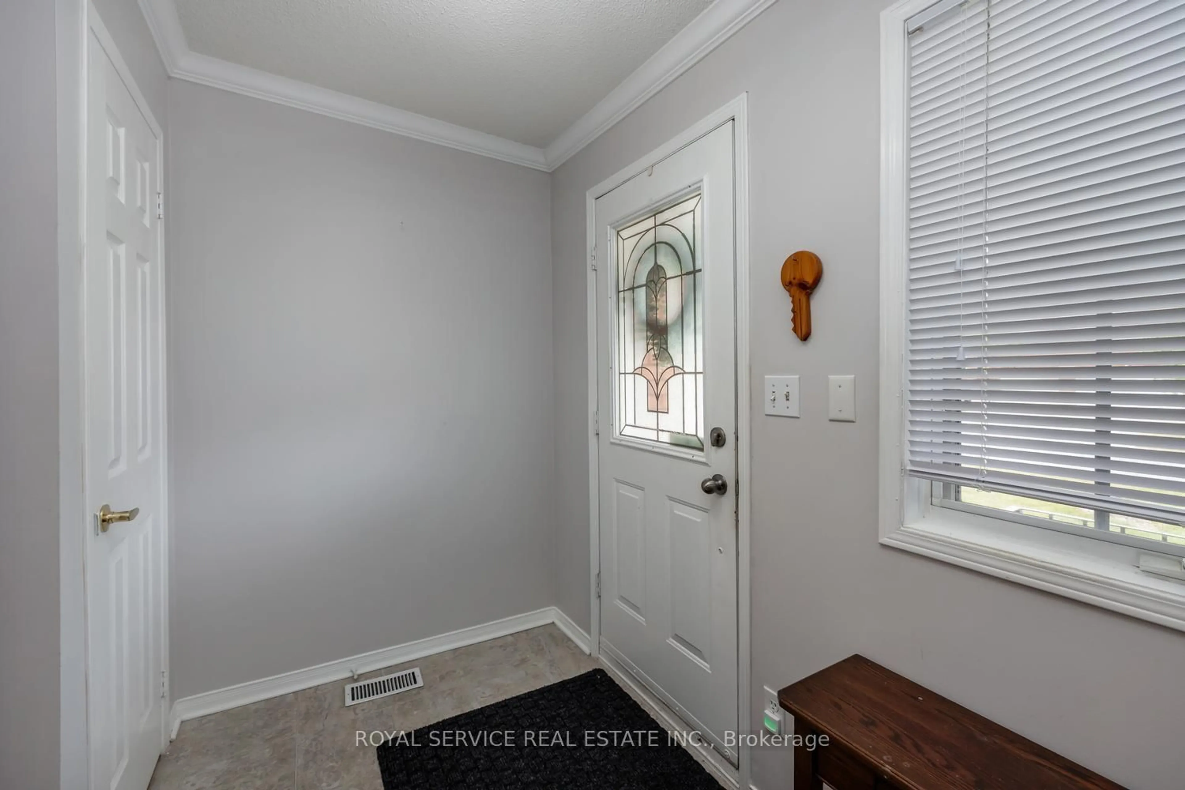 Indoor entryway for 1275 Eagle Cres, Peterborough West Ontario K9K 2K6