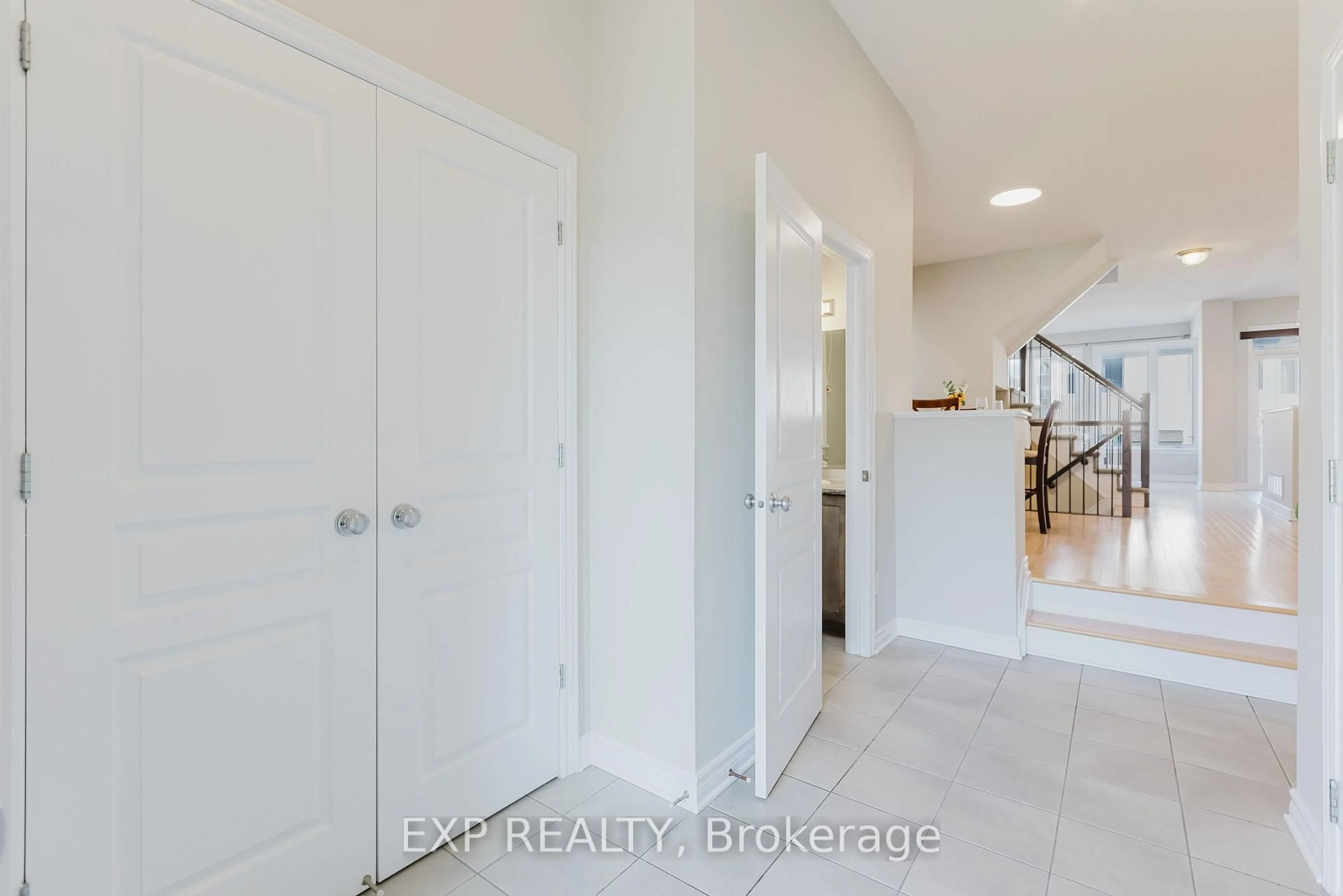 Indoor entryway for 116 Popplewell Cres, Ottawa Ontario K2J 5R3
