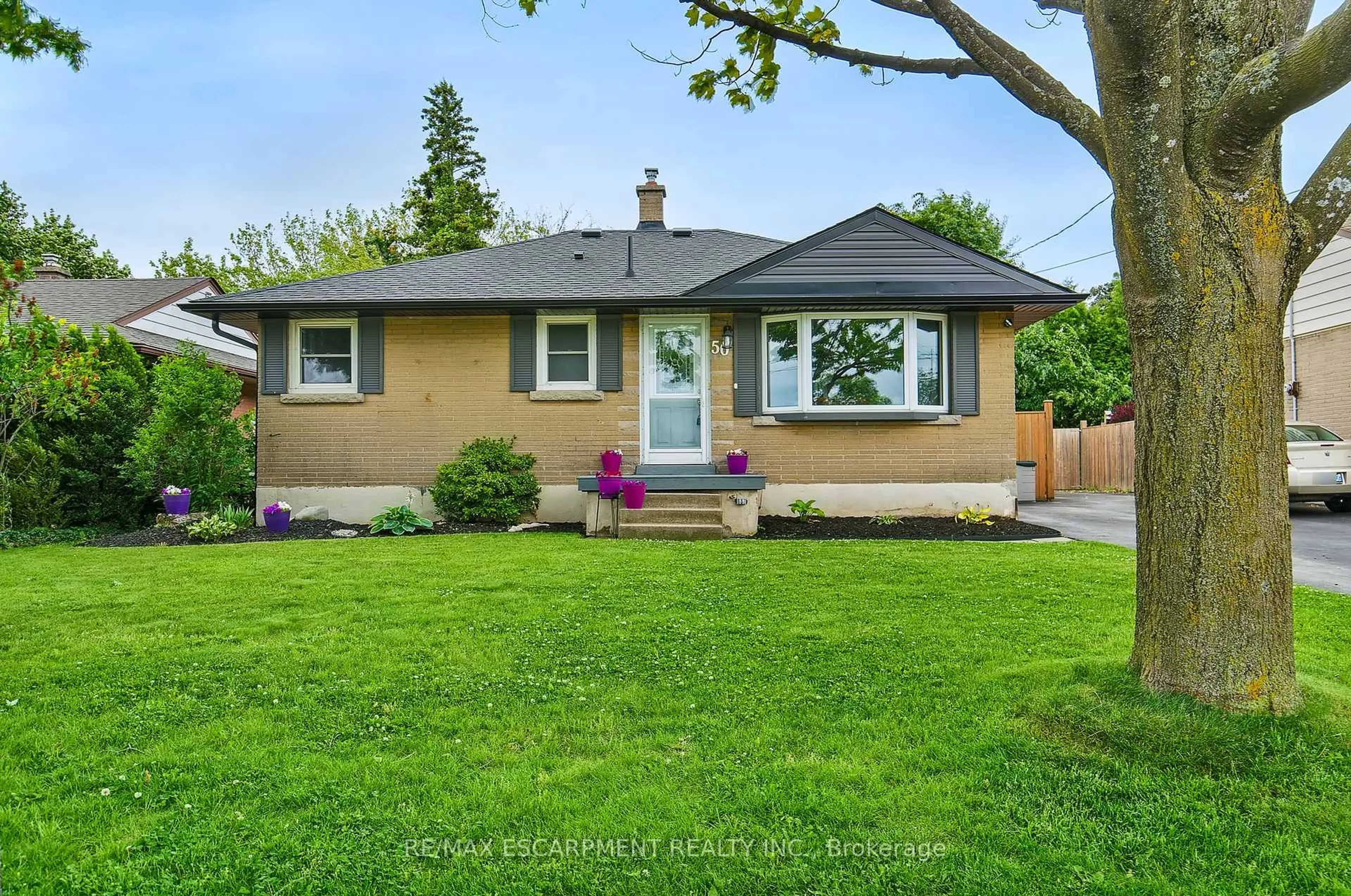 Home with vinyl exterior material, street for 50 Sandalwood Ave, Hamilton Ontario L8T 2E3