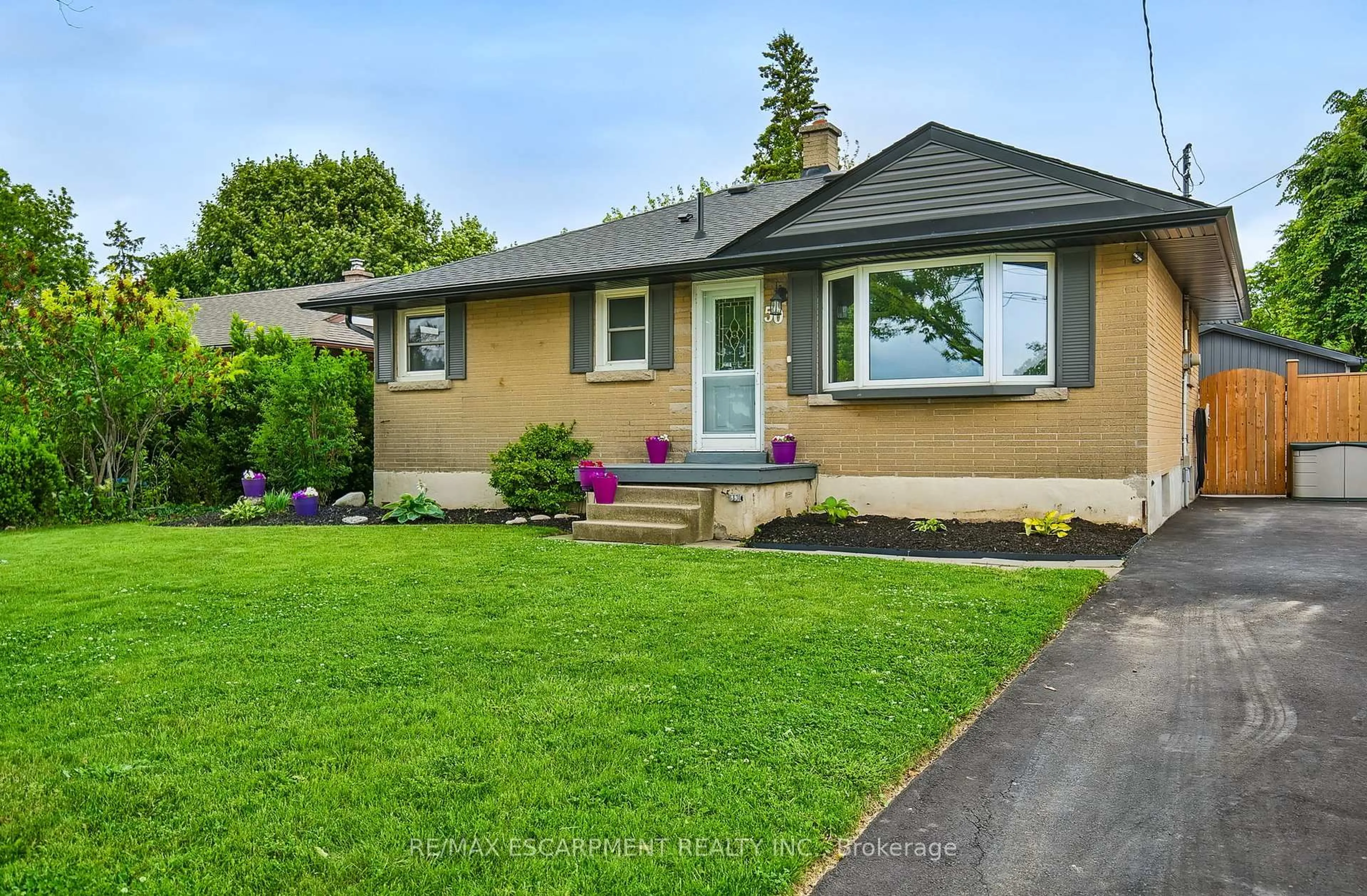 Home with vinyl exterior material, street for 50 Sandalwood Ave, Hamilton Ontario L8T 2E3