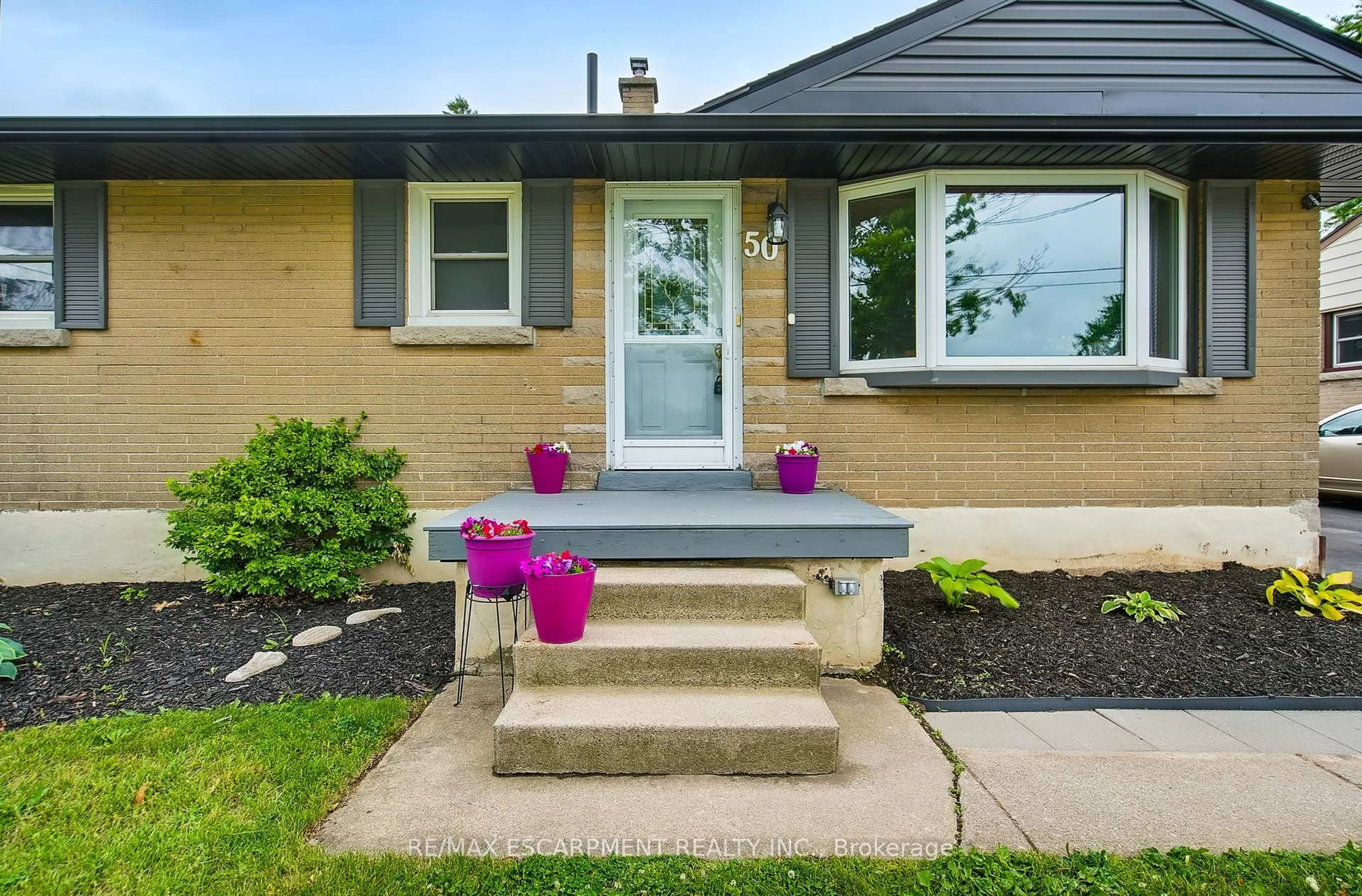 Home with vinyl exterior material, street for 50 Sandalwood Ave, Hamilton Ontario L8T 2E3