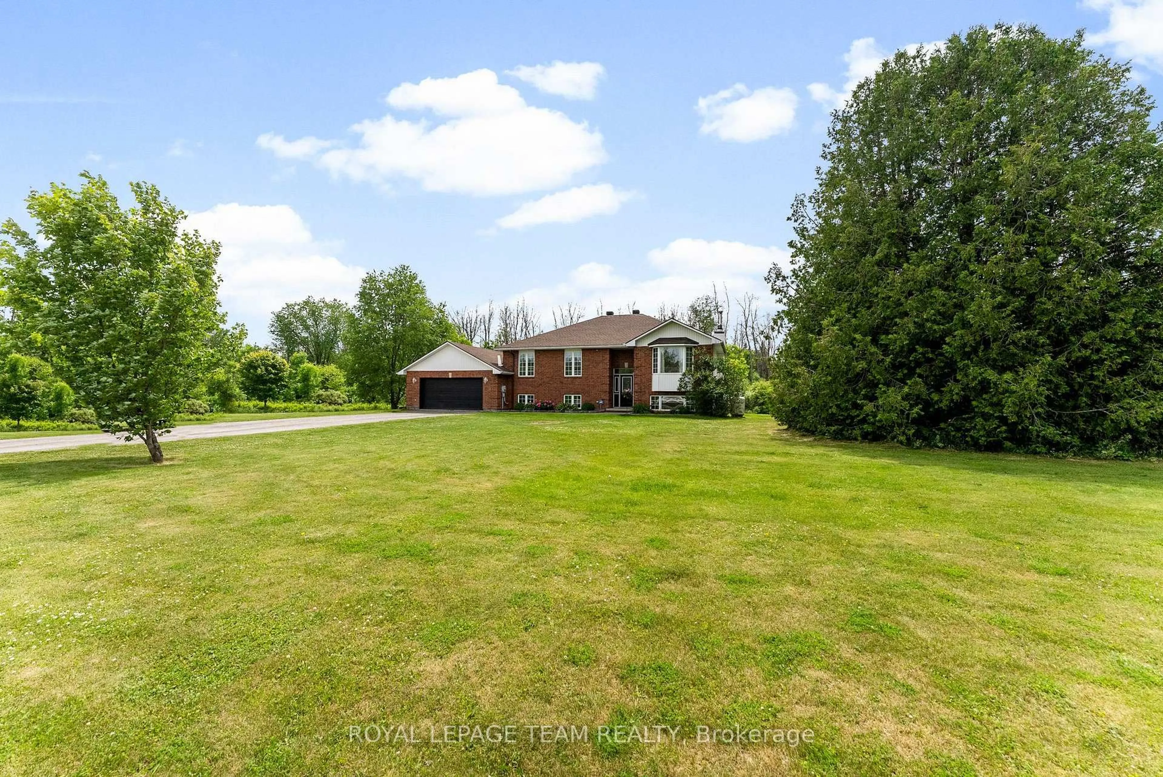A pic from outside/outdoor area/front of a property/back of a property/a pic from drone, water/lake/river/ocean view for 79 Mountain View Rd, Arnprior Ontario K7S 3G9