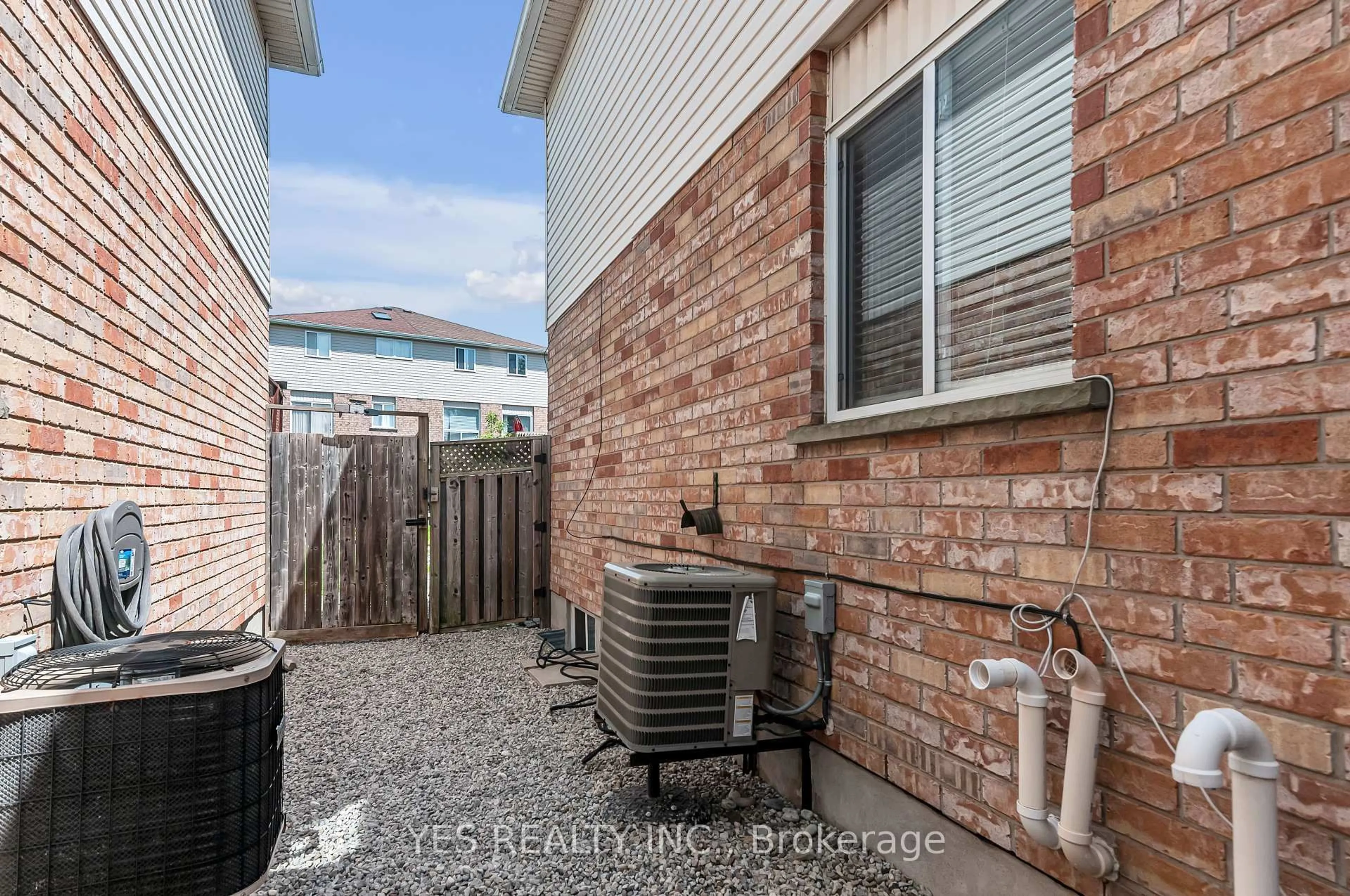 Patio, street for 31 Chester Dr, Cambridge Ontario N1T 2C4