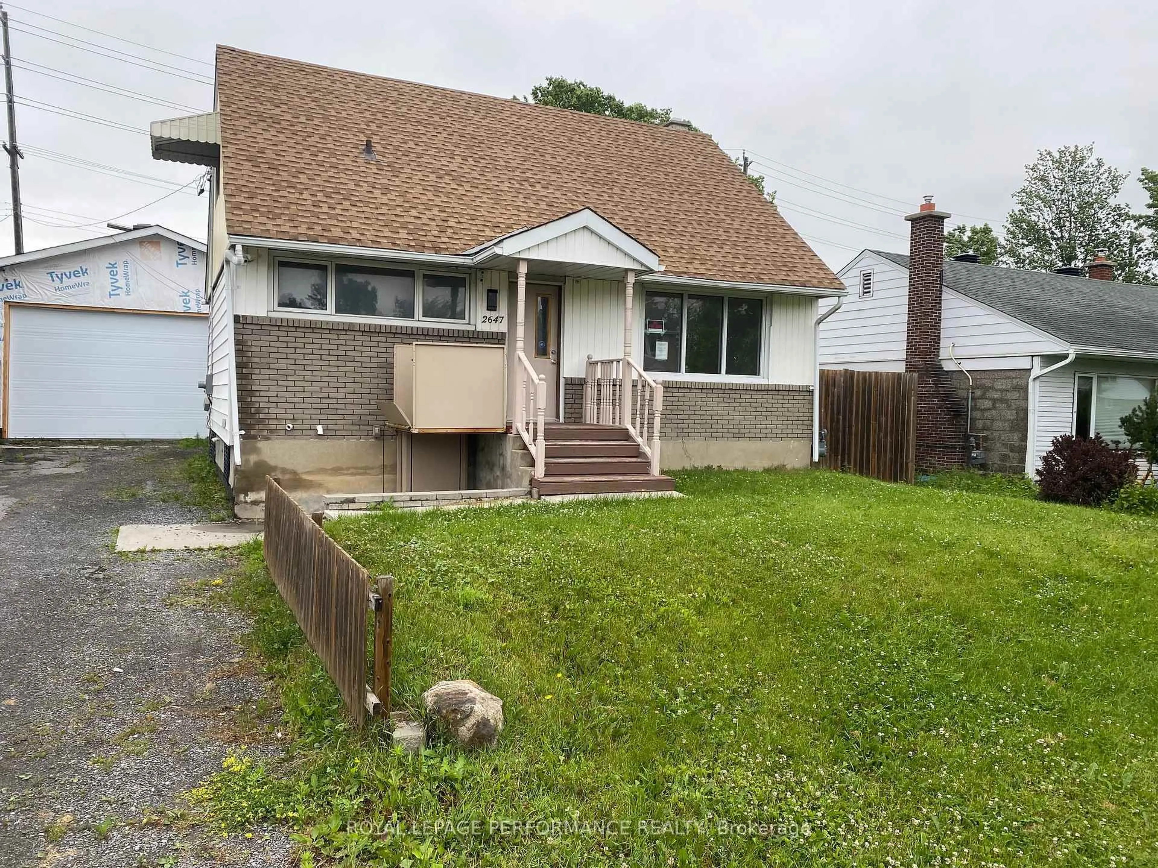 A pic from outside/outdoor area/front of a property/back of a property/a pic from drone, street for 2647 Ayers Ave, Ottawa Ontario K1V 7W7