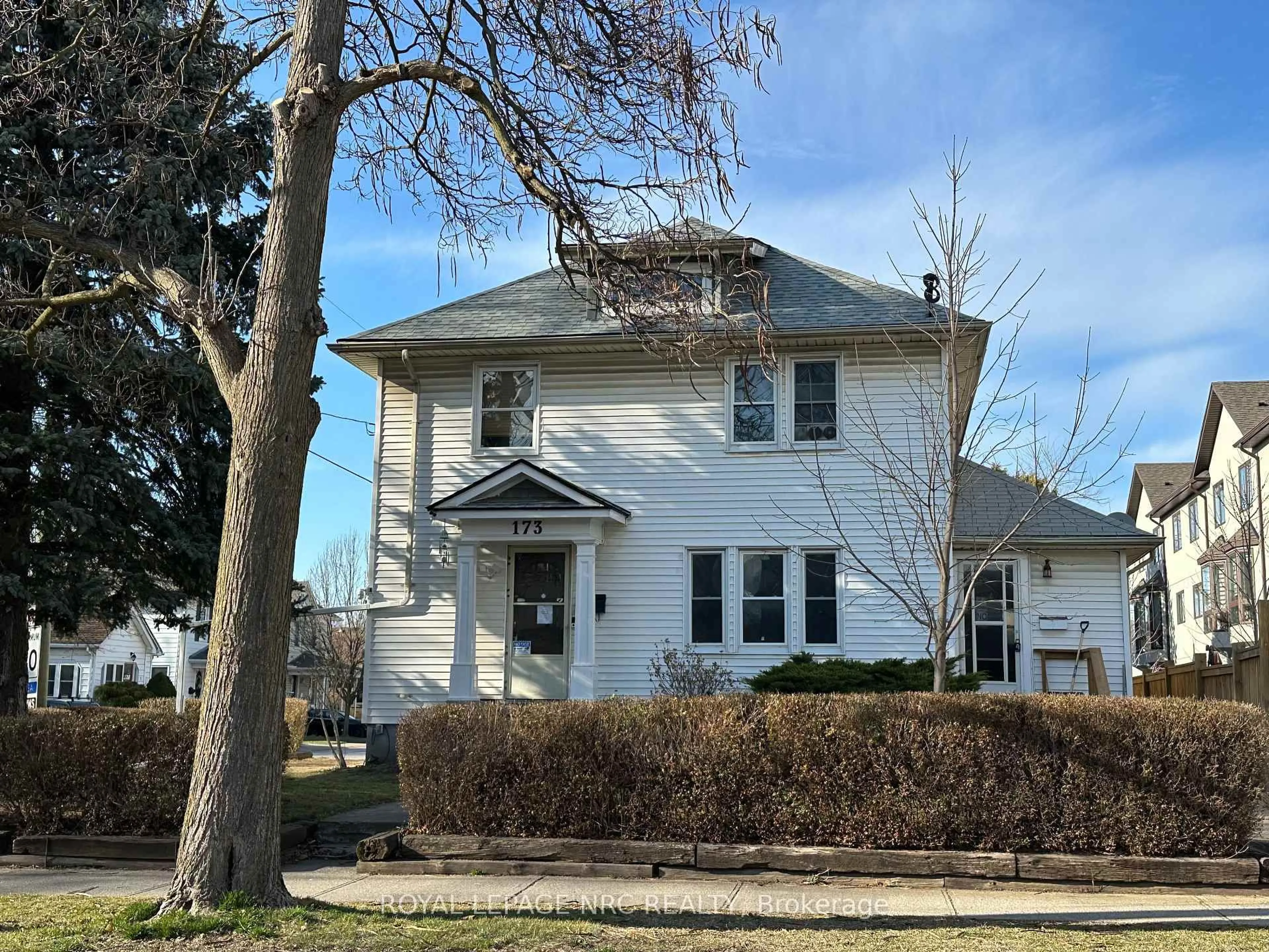Home with vinyl exterior material, street for 173 Russell Ave, St. Catharines Ontario L2R 1W7