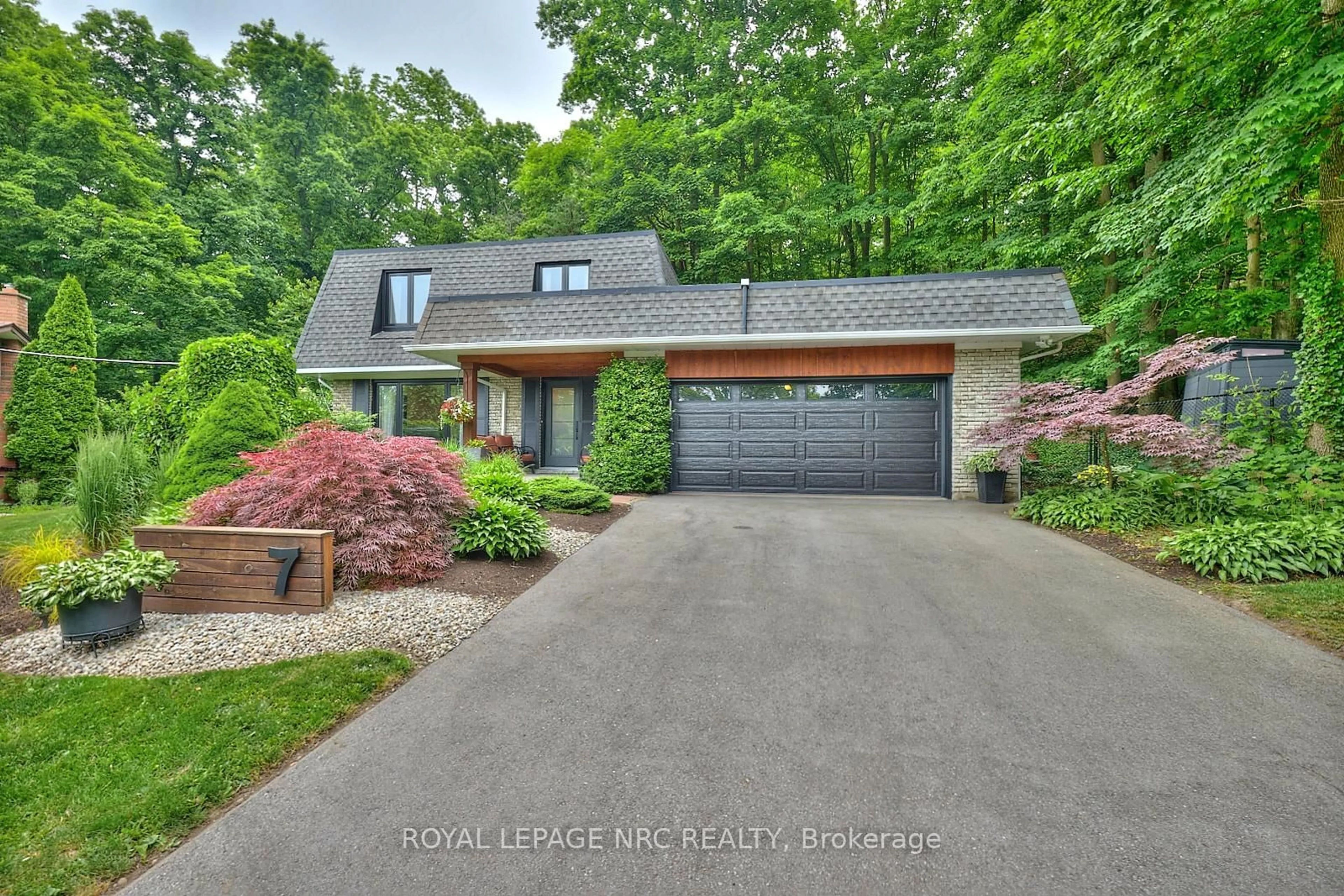Home with brick exterior material, street for 7 Camelot Crt, St. Catharines Ontario L2T 3R4