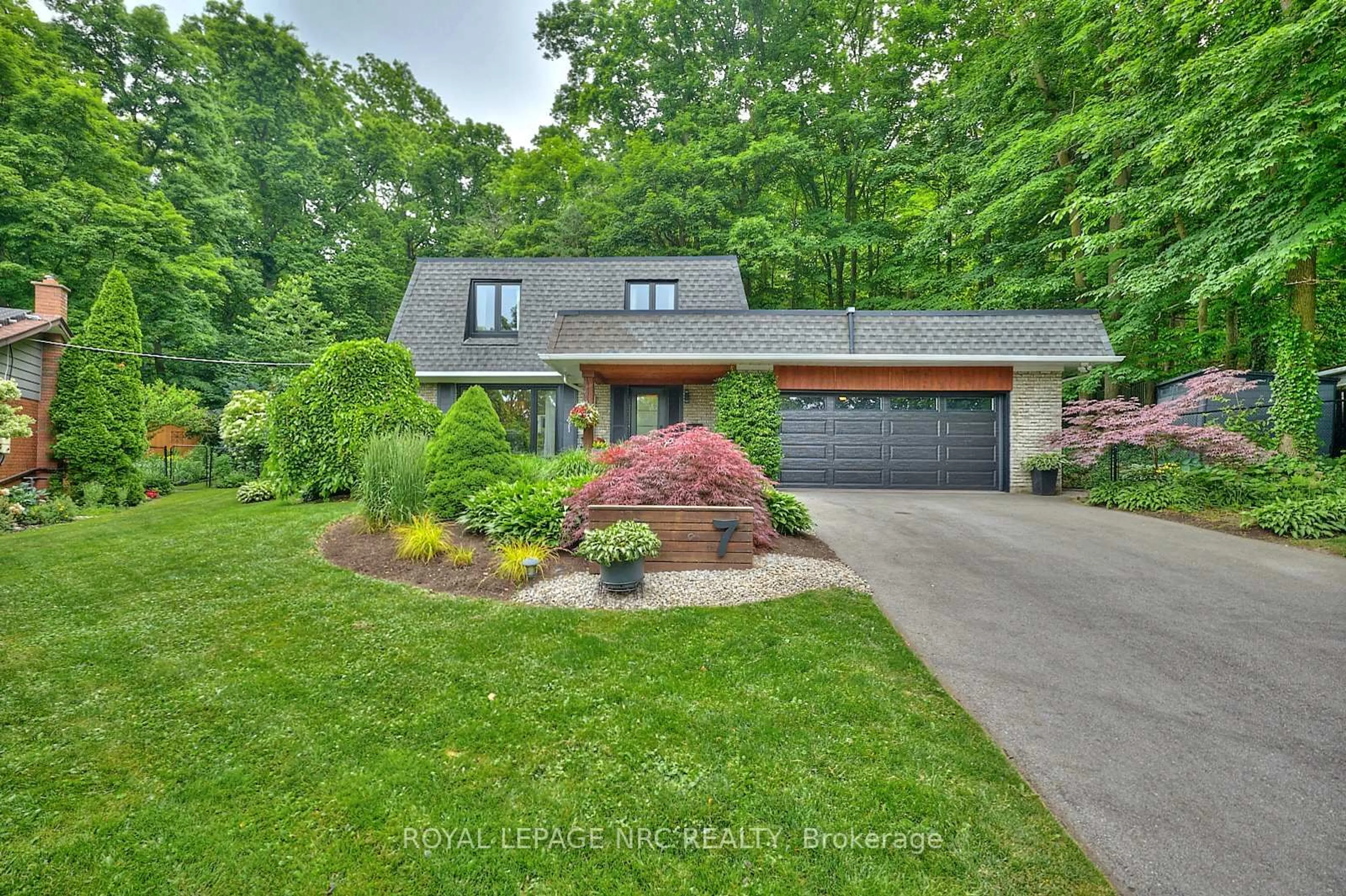 Home with brick exterior material, unknown for 7 Camelot Crt, St. Catharines Ontario L2T 3R4