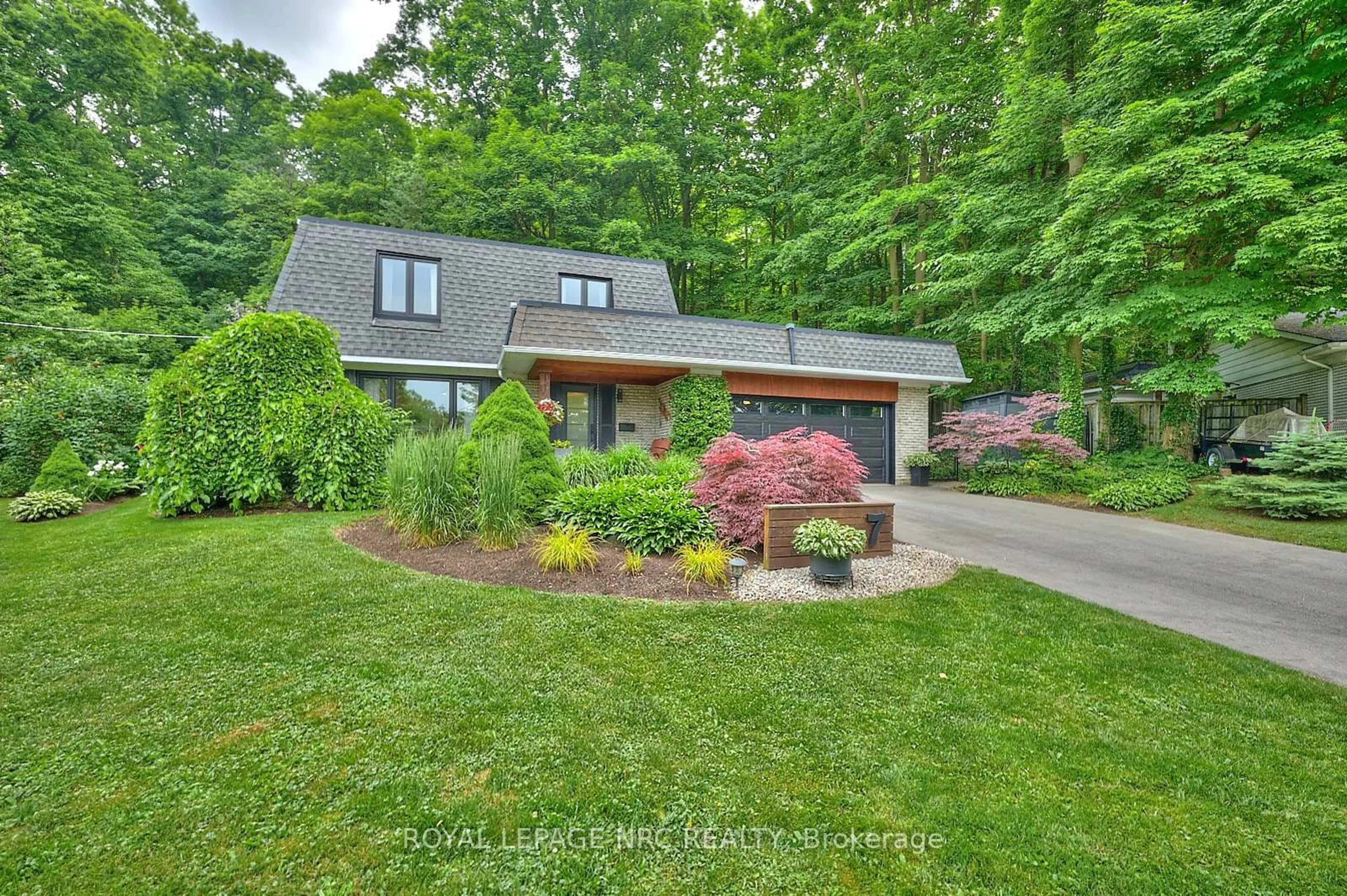 Home with brick exterior material, unknown for 7 Camelot Crt, St. Catharines Ontario L2T 3R4