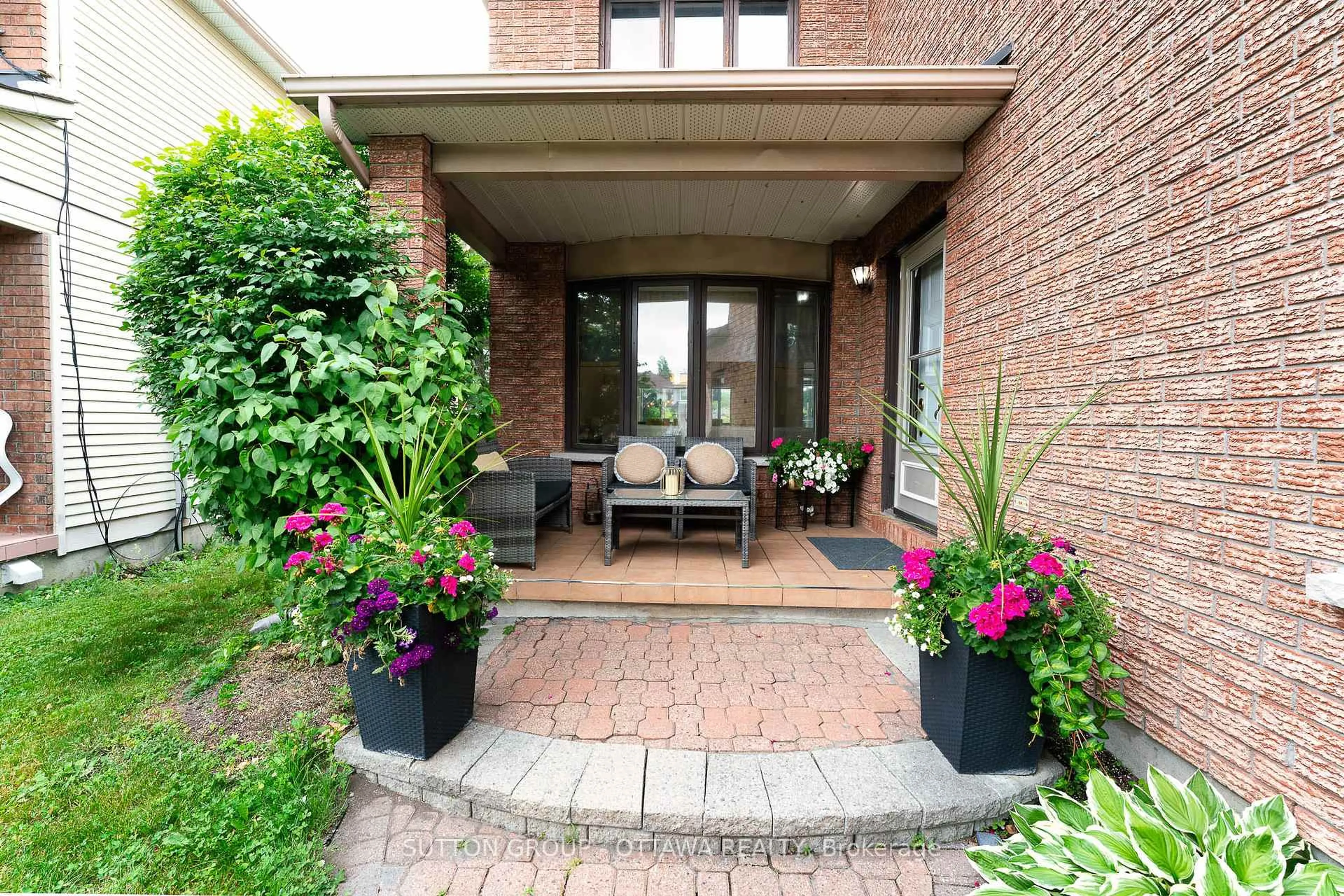 Patio, street for 2163 Johnston Rd, Ottawa Ontario K1G 5K2