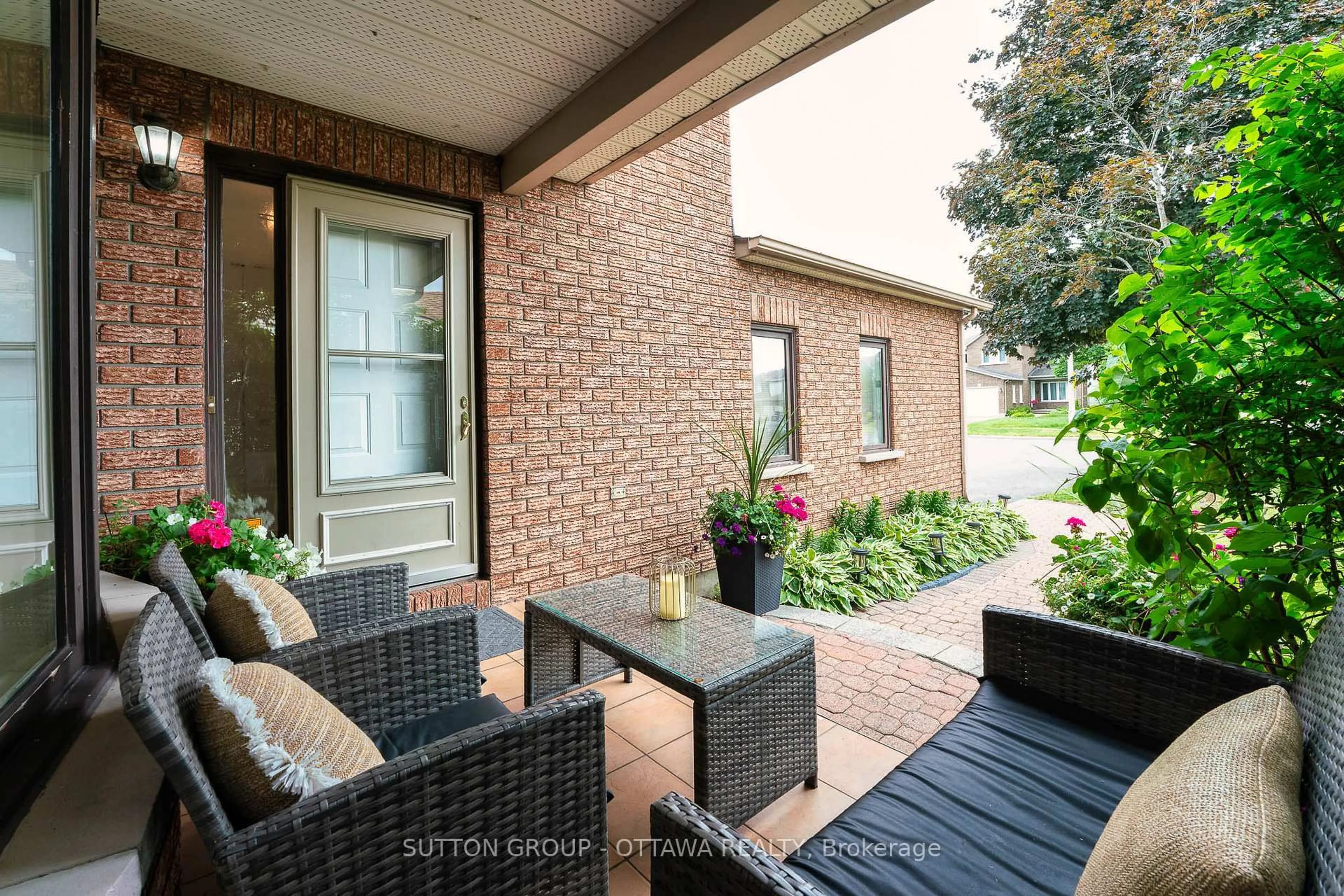 Patio, street for 2163 Johnston Rd, Ottawa Ontario K1G 5K2