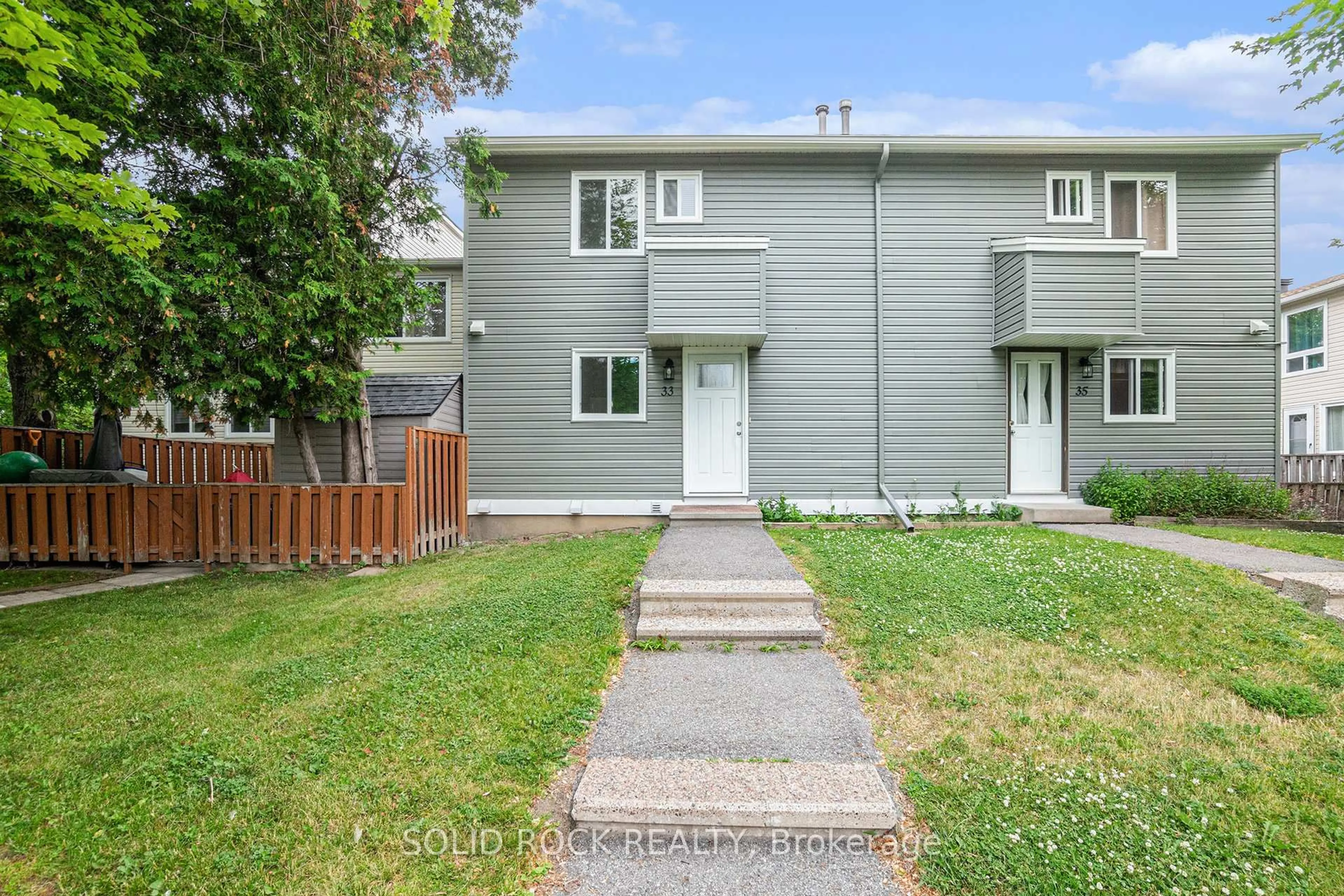 A pic from outside/outdoor area/front of a property/back of a property/a pic from drone, street for 33 Thistledown Crt, Ottawa Ontario K2J 1N1