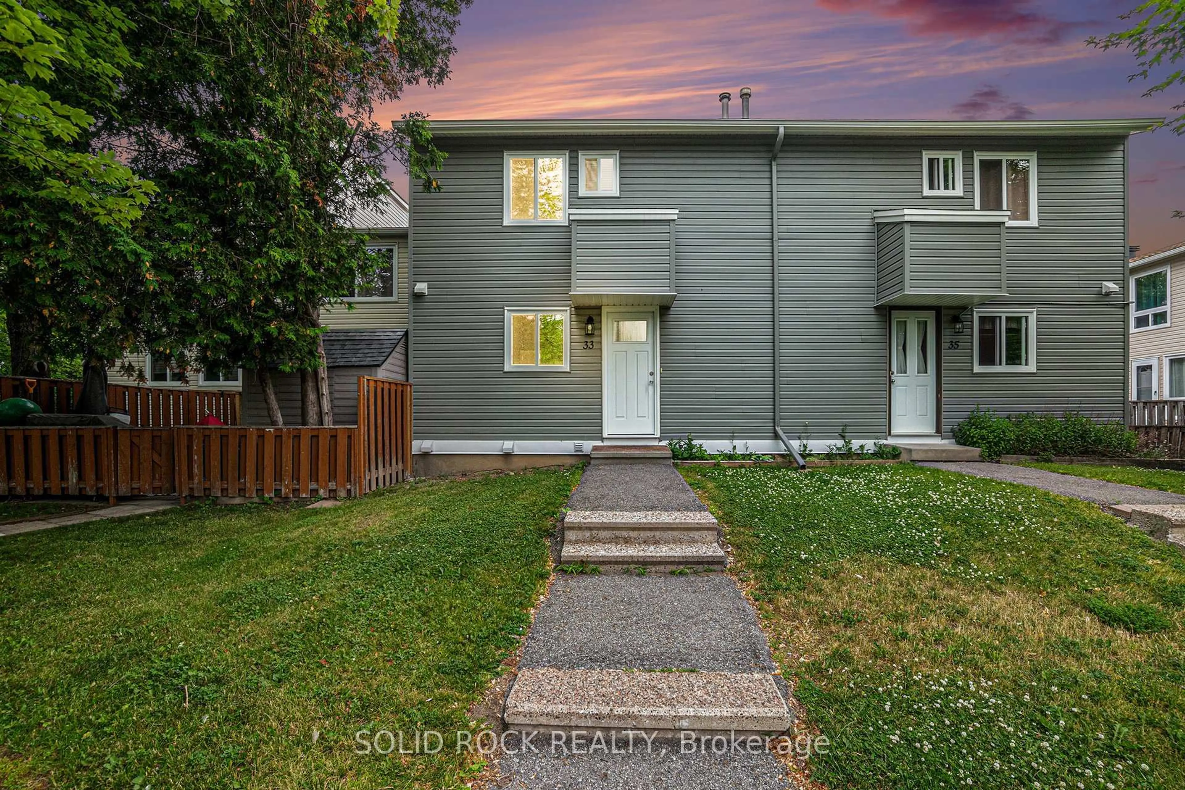 A pic from outside/outdoor area/front of a property/back of a property/a pic from drone, street for 33 Thistledown Crt, Ottawa Ontario K2J 1N1