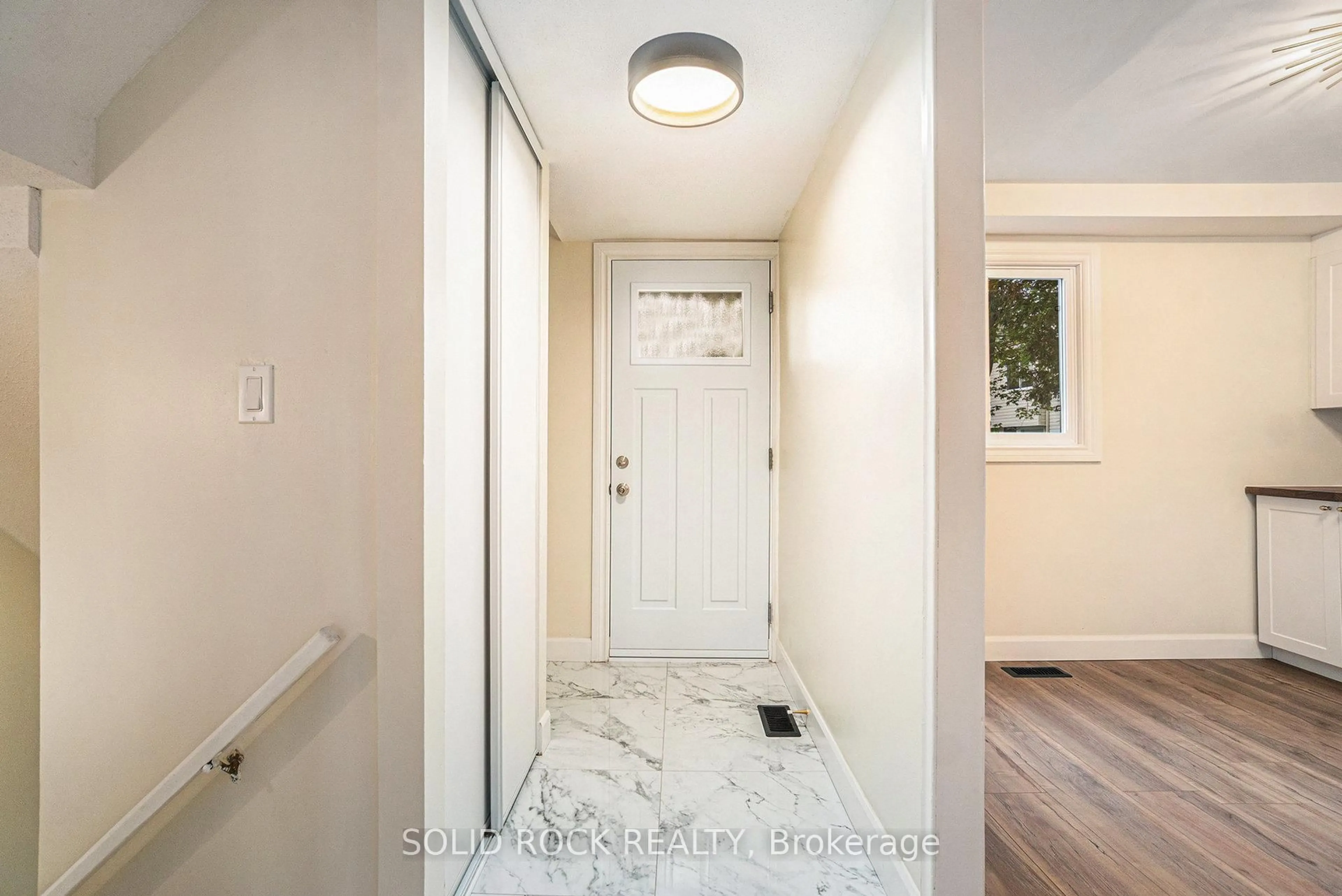 Indoor entryway for 33 Thistledown Crt, Ottawa Ontario K2J 1N1
