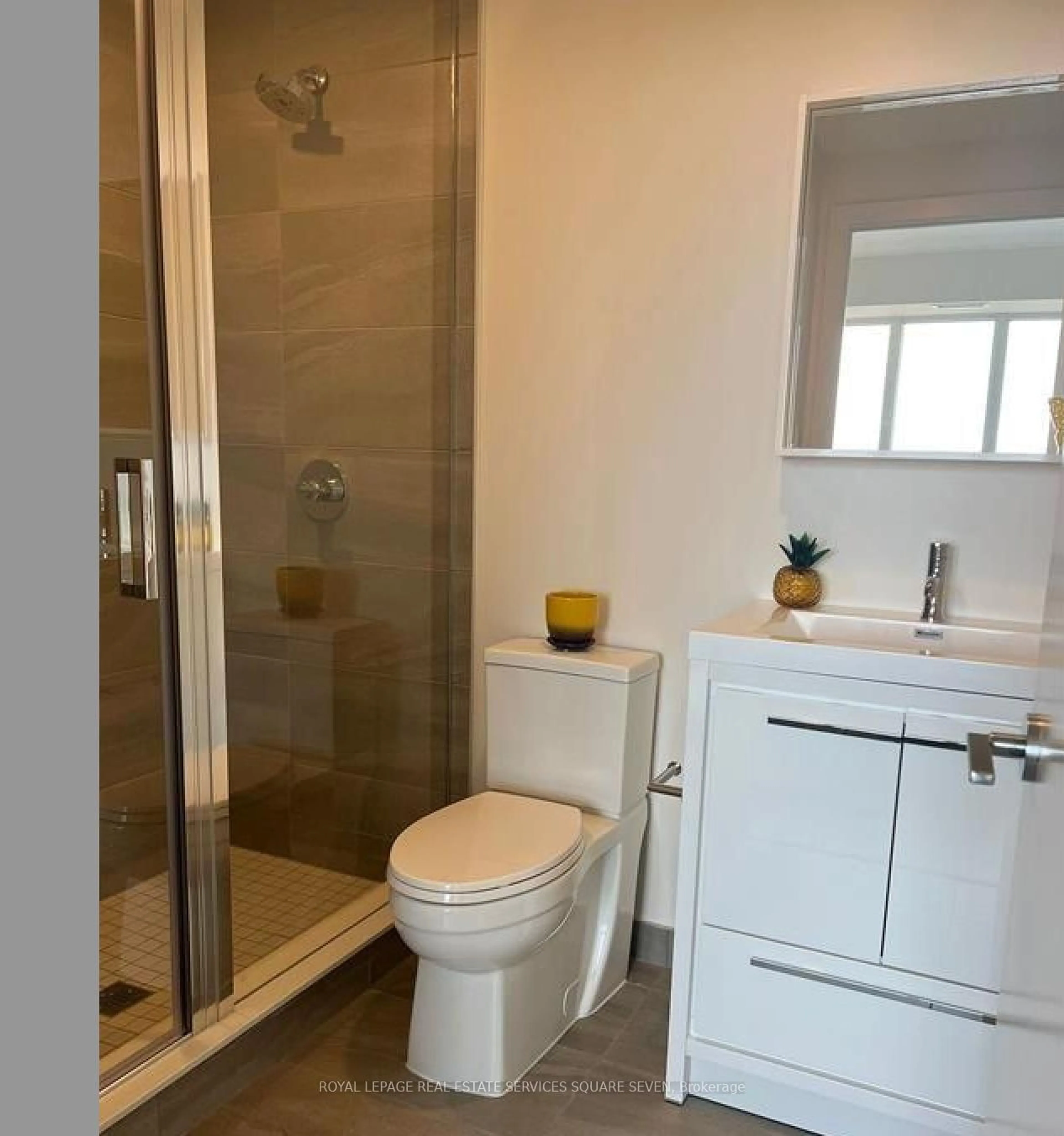Standard bathroom, ceramic/tile floor for 212 King William St #1301, Hamilton Ontario L8R 0A7