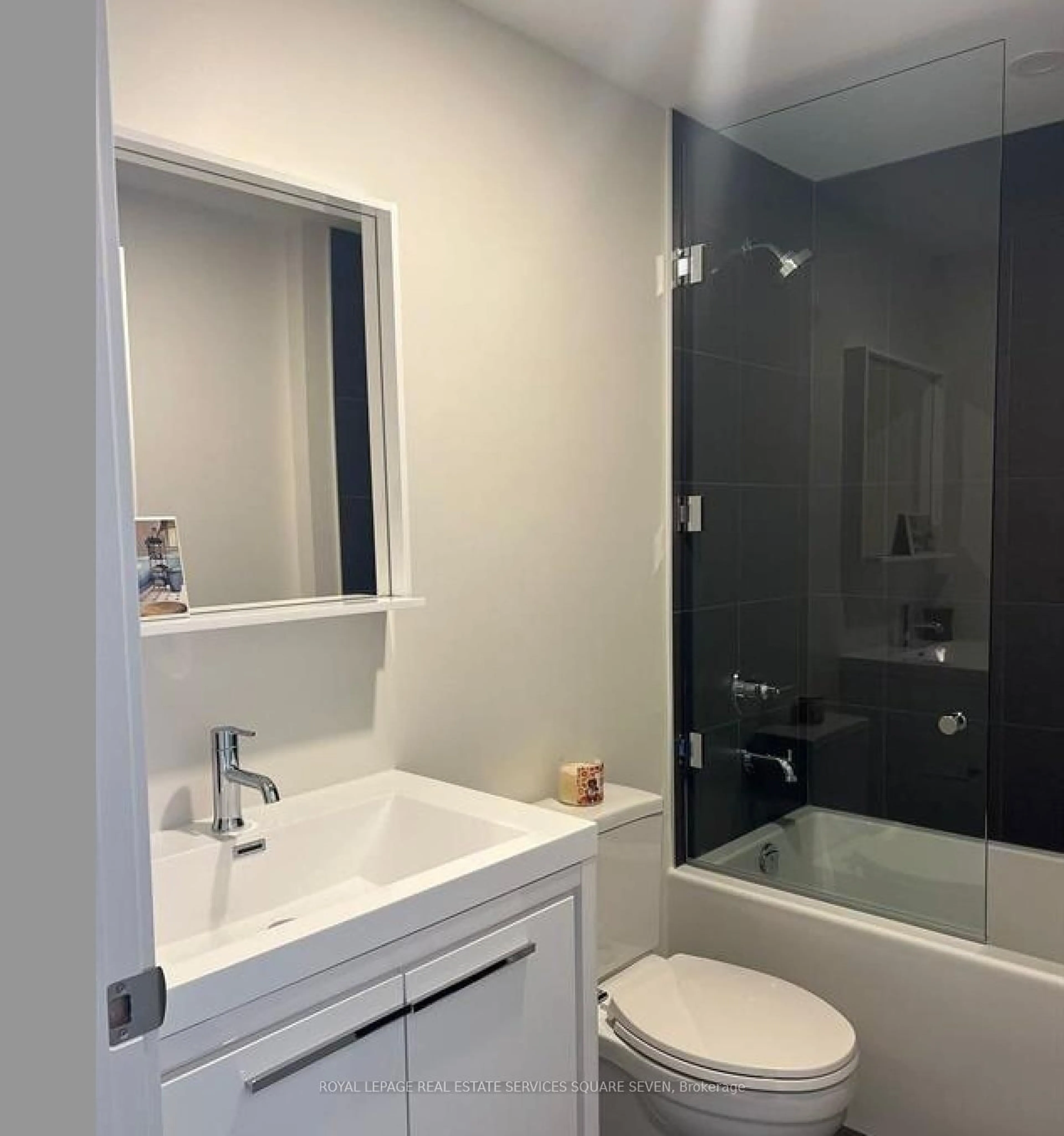 Standard bathroom, ceramic/tile floor for 212 King William St #1301, Hamilton Ontario L8R 0A7